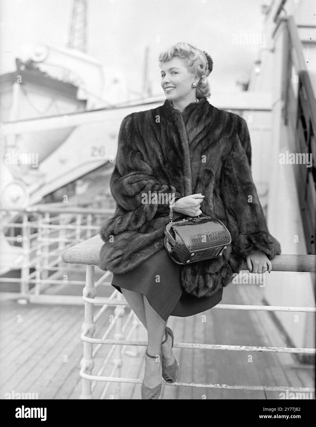 Southampton : Off pour des vacances bien méritées en Amérique est l'actrice américaine Yoland Donlan, vue ici avant de naviguer à bord du Queen Elizabeth.22 mars 1950 Banque D'Images