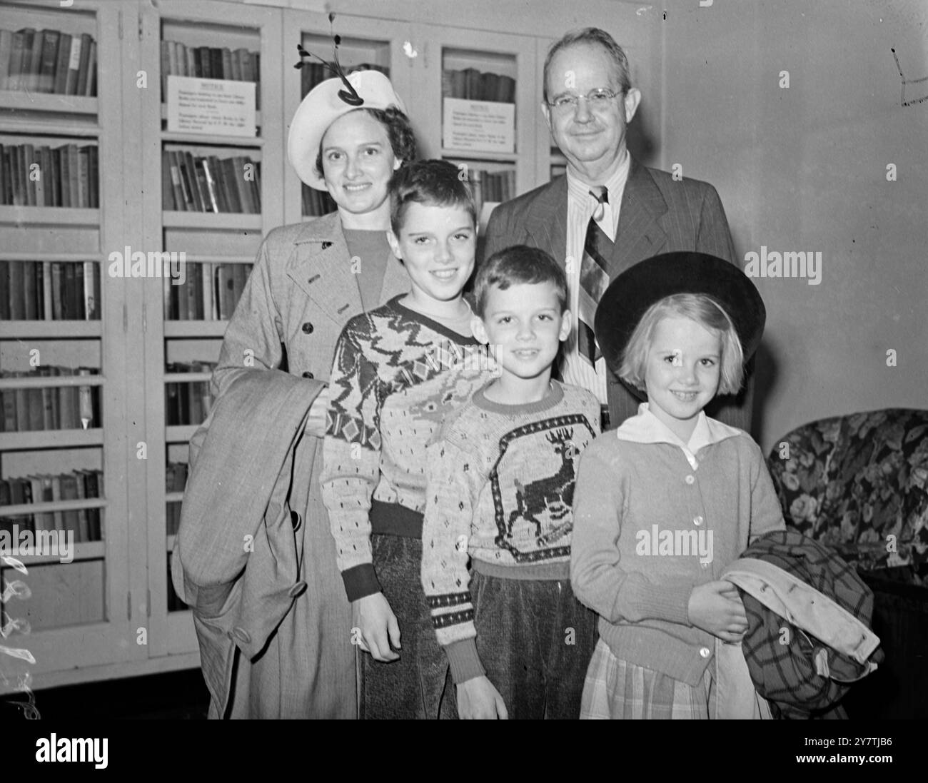 Les professeurs et étudiants AMÉRICAINS arrivent en Bretagne Southampton : soixante-quinze professeurs , professeurs et étudiants sont arrivés à bord du SS Washington à Southampton : ils enseigneront ou étudieront dans des universités britanniques sous la bourse Fulbright . Un nombre correspondant d'enseignants et d'étudiants britanniques effectuent des visites similaires dans les États-Unis. Spectacles de photos : M. et Mme Floyd Vaughan , professeur à l'Université de l'Oklahoma , de Norman , Oklahoma avec ses deux sones Robert (12) et John (10) et sa fille Virginia (9). M. Vaughan va à la London School of Economics le 15 septembre 1949 Banque D'Images