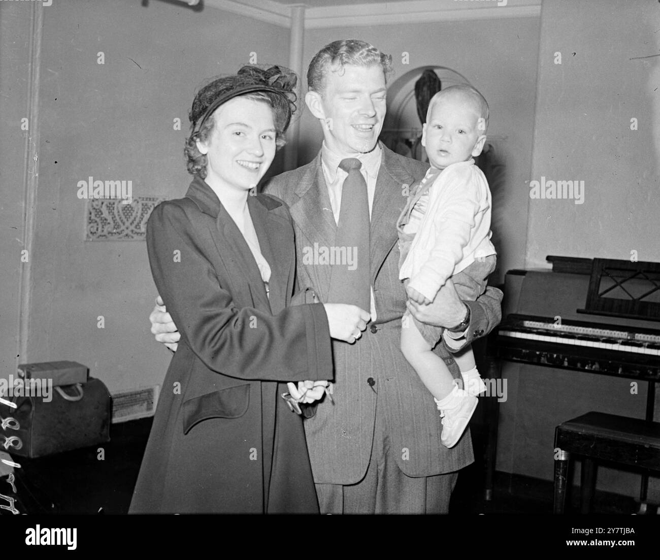 Les professeurs et étudiants AMÉRICAINS arrivent en Bretagne Southampton : soixante-quinze professeurs , professeurs et étudiants sont arrivés à bord du SS Washington à Southampton : ils enseigneront ou étudieront dans des universités britanniques sous la bourse Fulbright . Un nombre correspondant d'enseignants et d'étudiants britanniques effectuent des visites similaires dans les États-Unis. Spectacles : M. et Mme Albert Wallace du Jerfferson College , Penn avec leur fils de onze mois Paul Scott . M. Wallace va étudier la littérature au Wadham College le 15 septembre 1949 Banque D'Images