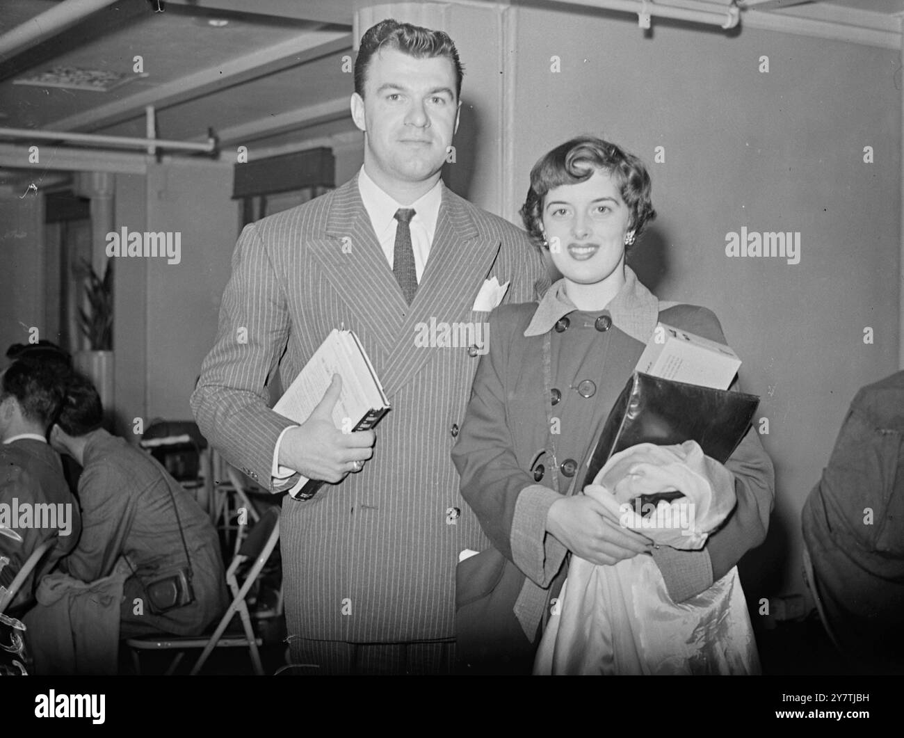 Les professeurs et étudiants AMÉRICAINS arrivent en Bretagne Southampton : soixante-quinze professeurs , professeurs et étudiants sont arrivés à bord du SS Washington à Southampton : ils enseigneront ou étudieront dans des universités britanniques sous la bourse Fulbright . Un nombre correspondant d'enseignants et d'étudiants britanniques effectuent des visites similaires dans les États-Unis. Spectacles de photos : M. et M. Norwood R Hanson de l'Université Columbia . M. Hanson étudiera la philosophie le 15 septembre 1949 Banque D'Images