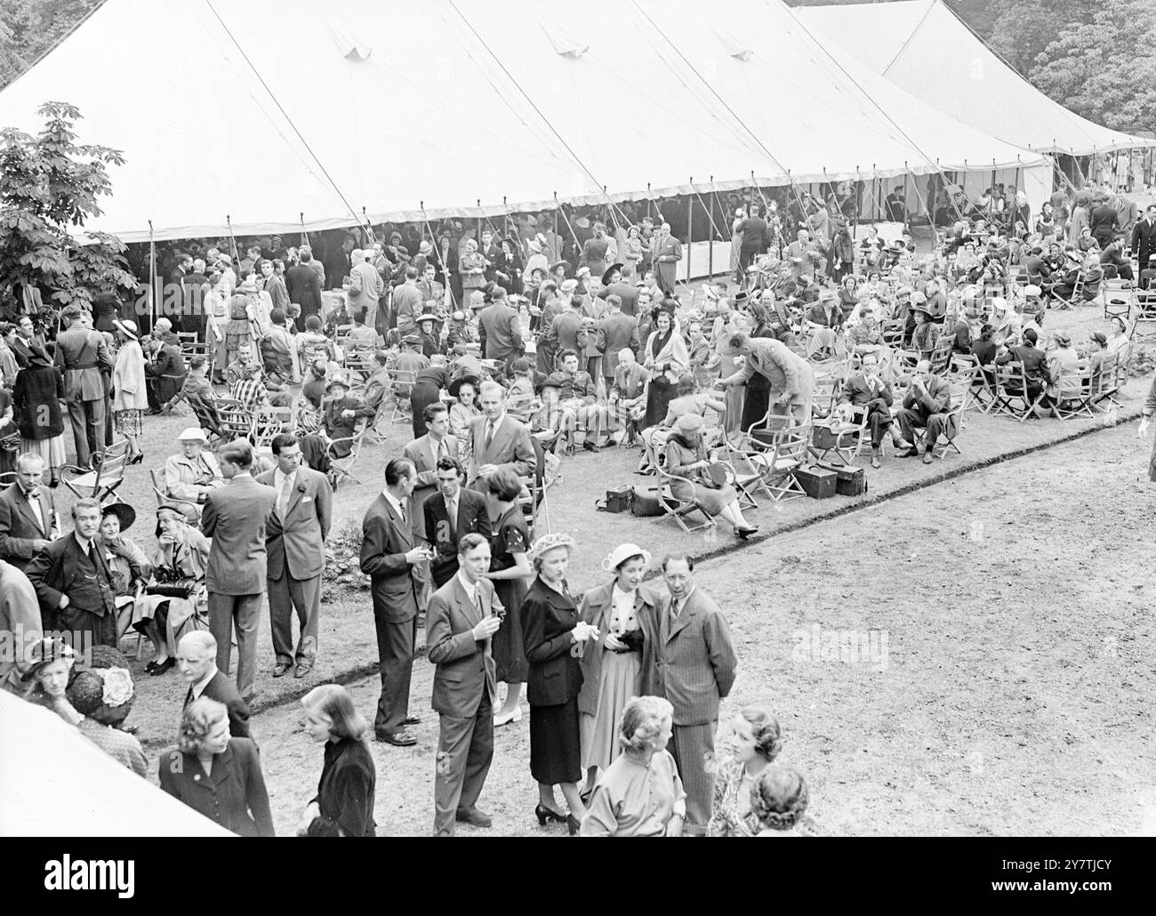 Fête de l'indépendance à LondonLa scène à la résidence londonienne de l'ambassadeur des États-Unis en Grande-Bretagne , M. Lewis Douglas , lors de la réception de la fête de l'indépendance organisée par l'ambassadeur . 4 juillet 1950 Banque D'Images