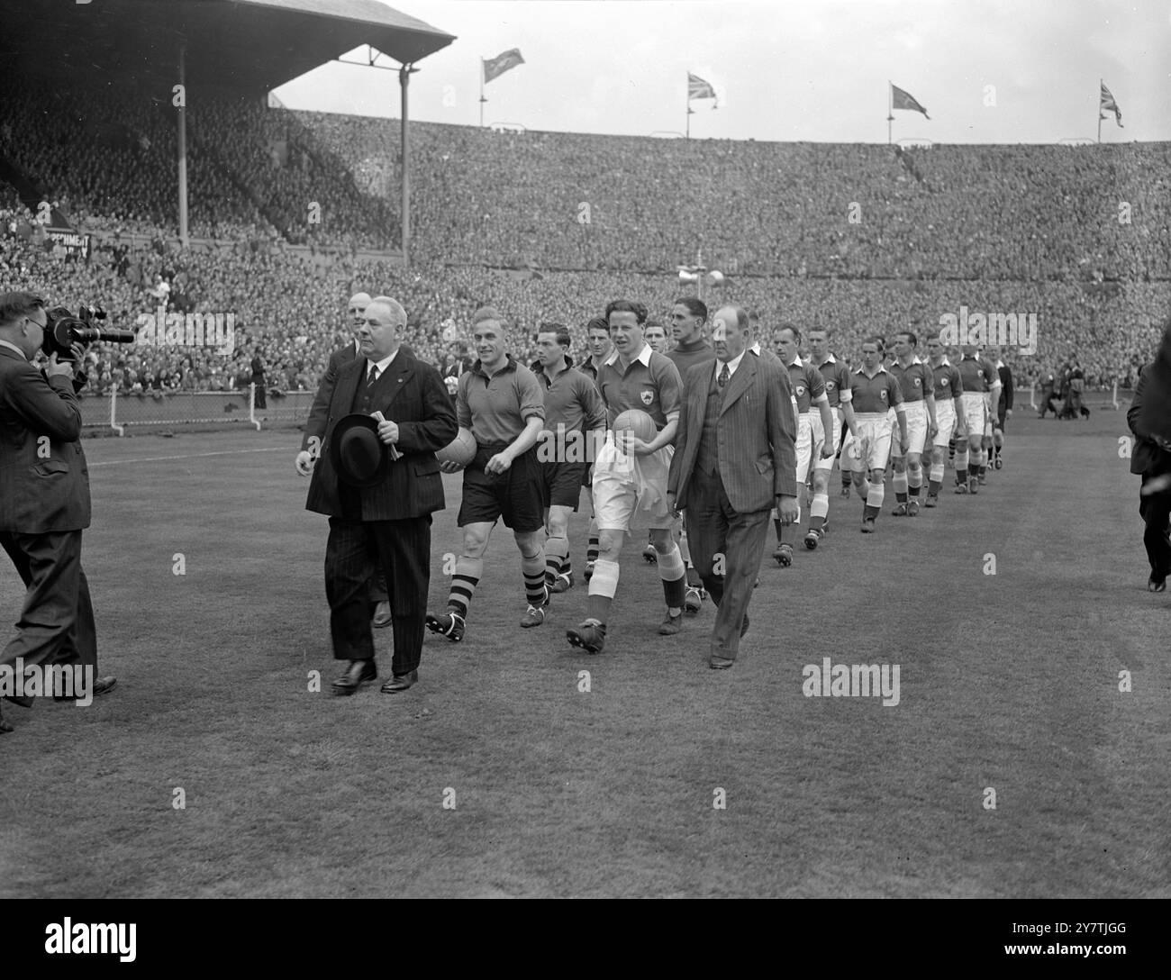 LEICESTER CITY VS WOLVES CUP FINALWolverhampton les équipes de Wanderers et Leicester City se promènent sur le terrain au stade de Wembley avant le début de la finale de la Coupe. 30 avril 1949 Banque D'Images