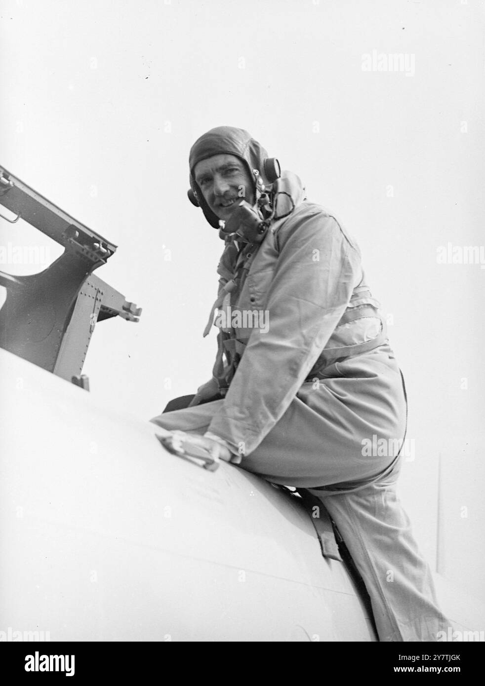 Anthony Eden a le premier vol à réaction Southampton : M. Anthony Eden a eu son premier vol dans un avion à réaction quand il a visité le County of Kent ( No 500) Squadron de la Royal Auxiliary Air Force , dont il est membre honoraire de l'Air Commodore , en formation à Thorney Island , Hampshire, l'escadron vole Meteor jets . Photos : M. Anthony Eden , en kit de vol , monte dans le cockpit d'un avion à réaction Meteor à Thorney Island le 29 août 1949 Banque D'Images