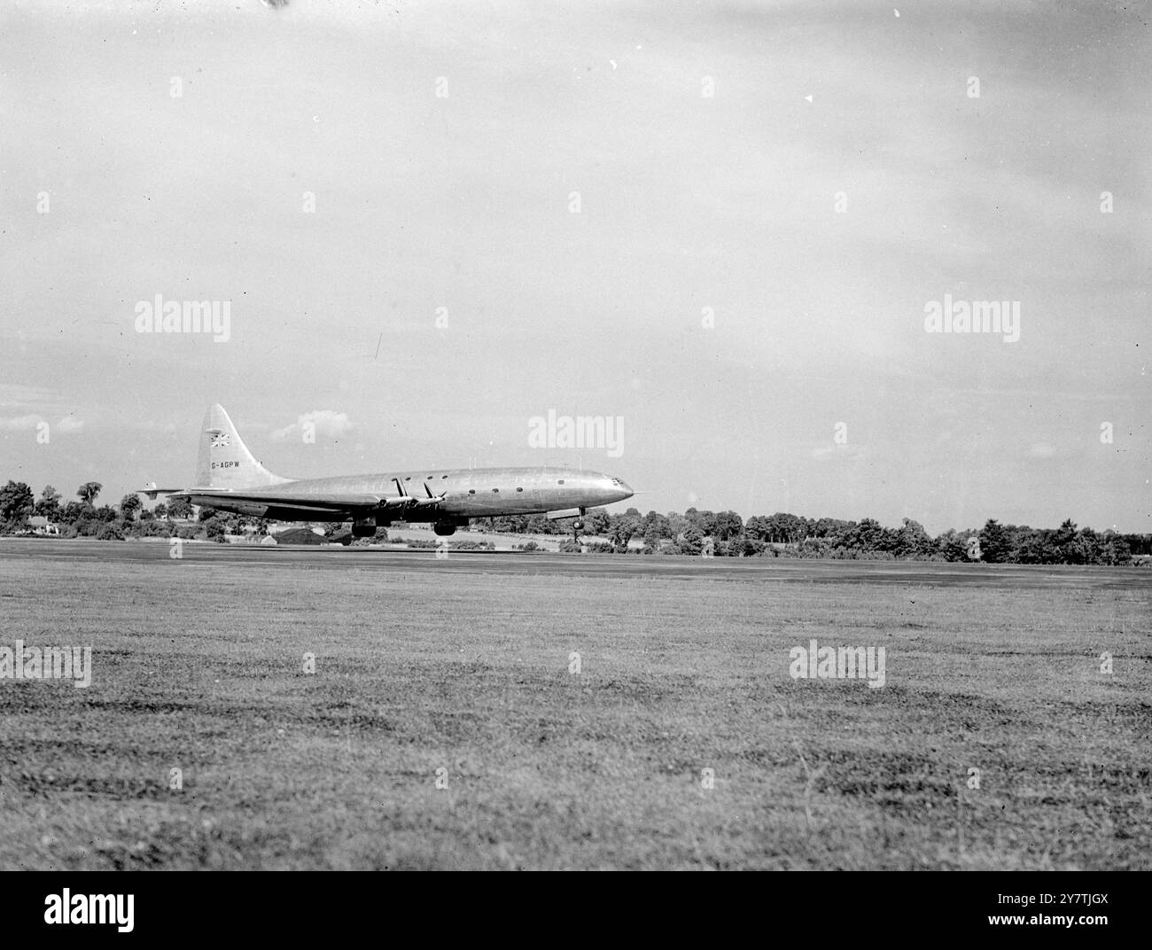 Le plus grand avion du monde vole pour la première fois Bristol : l'un des plus grands exploits d'ingénierie des temps modernes a atteint son apogée cet après-midi lorsque ' Big Bill '' Pegg a pris le géant Brabazon I dans les airs pour la première fois. Pendant 30 minutes , le monstre de 130 tonnes - le plus grand avion civil terrestre du monde - qui a coûté jusqu'à présent 12 millions de livres, a fait le tour de l'aérodrome. Il n'y eut aucun problème dans aucune partie de la procédure, le Brabazon était rapidement dans les airs , et n'utilisa pas toute la longueur de la piste spécialement construite , pendant la construction de laquelle , tout un village , Cha Banque D'Images