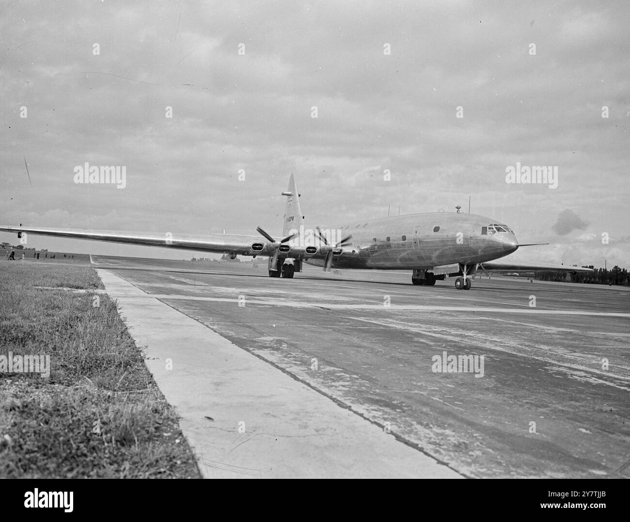 Brabazon subit les premiers testsBristol, Angleterre : le ' Brabazon I ', le plus grand avion terrestre de Grande-Bretagne et un défi de 130 tonnes pour la suprématie des voies aériennes , a des essais de taxi le long de sa piste spéciale de 3 000 yards à Filton , Bristol . Le ' Barb ' , à huit moteurs, qui a coûté jusqu'à présent 12 000 000 livres sterling, fera l'objet d'essais au sol exhaustifs, en particulier sur son train d'atterrissage, et si ces essais réussissent, il est possible que le géant décolle sur le premier vol ce week-end. Le fuselage de l'avion est rempli de centaines d'instruments pour informer les observateurs de la réaction de l'avion aux commandes. Banque D'Images