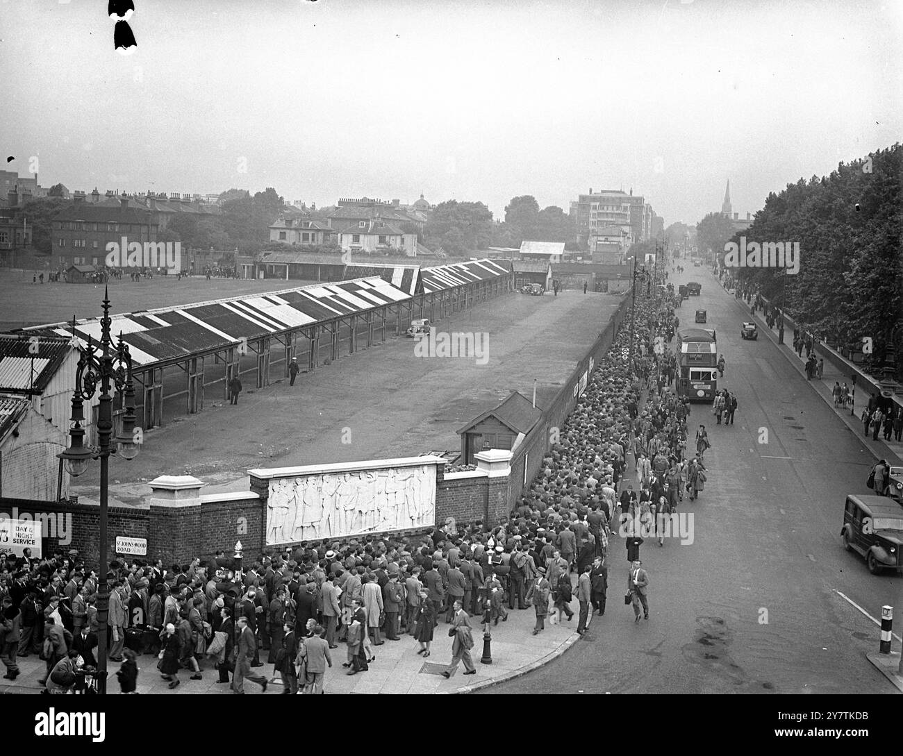 Human ' Boundary ' at Lord's - photos Shows : des milliers de passionnés de cricket debout dans une file d'attente beaucoup plus profonde autour de Lord's Cricket Ground , Londres , alors qu'ils attendaient d'entrer pour le premier jour de jeu dans le deuxième match d'essai Angleterre - Afrique du Sud - 21 juin 1947 Banque D'Images