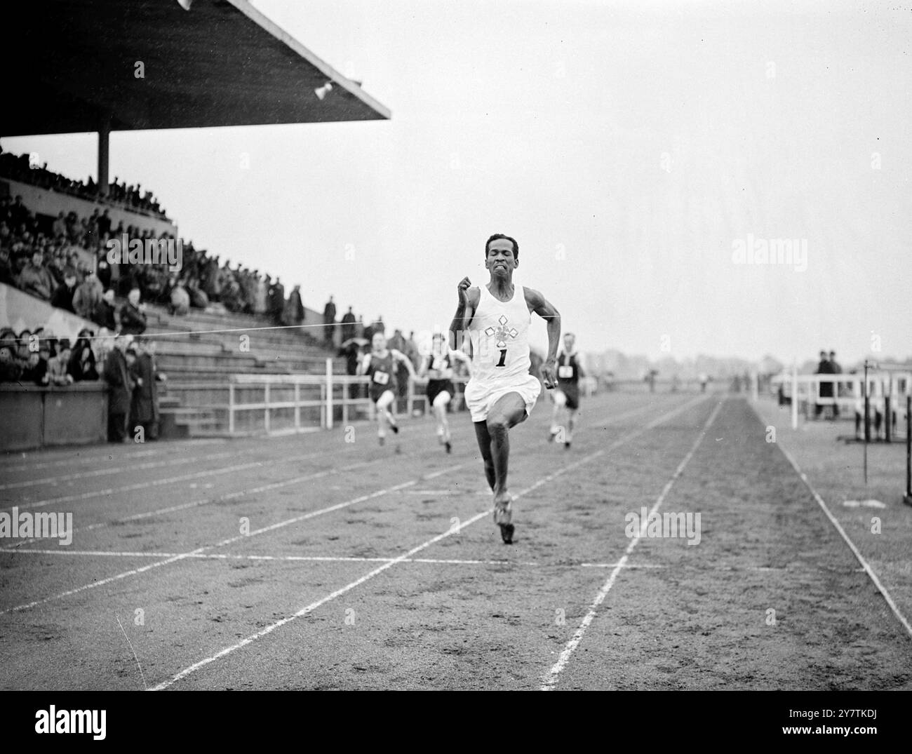 Emmanuel McDonald Bailey de Polythecnic Harriers déborde le parcours dans une foulée dévorante alors qu'il couvre le Kinnaird Trophy sur 100 mètres en 9,7 secondes sous une pluie battante au stade de Chiswick, égalant son propre record de piste 14 juin 1947 Banque D'Images