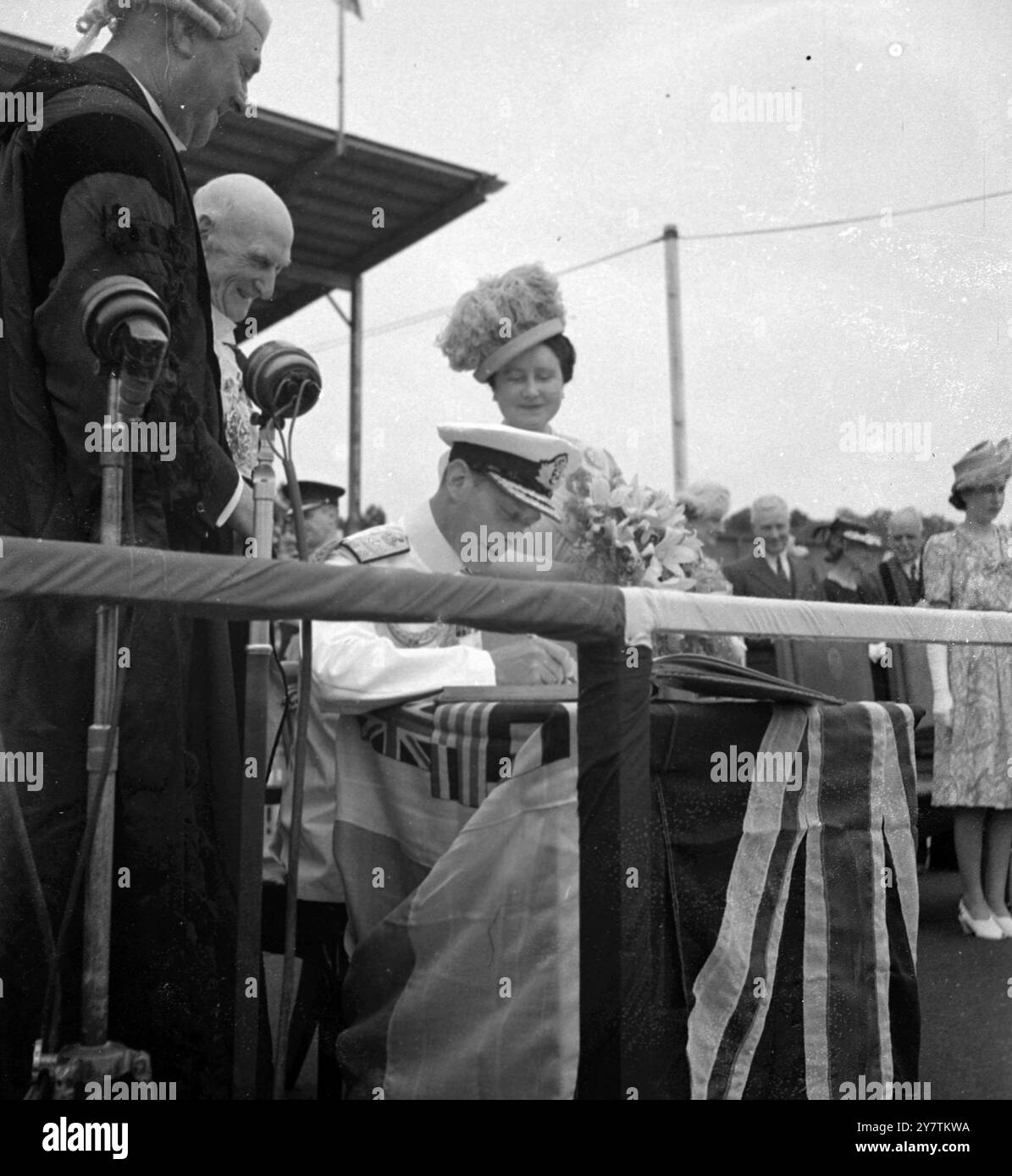 Le roi George VI signe le livret d'or de Port Elizabeth le Port Elizabeth , Province du Cap , a maintenant un souvenir permanent de la visite payée par la famille royale lors de leur tournée en Afrique du Sud. Lorsque le roi et la reine, la princesse Elizabeth et la princesse Margaret ont assisté à une réception sur le terrain de cricket Crusader , St George's Park , chacun a signé le Livre d'or de la ville. Photos : le Roi signant le Livre d'Or , regardé par la reine Elizabeth. A gauche, le maire de Port Elizabeth, M. J Sime Neave, le 4 mars 1947 Banque D'Images