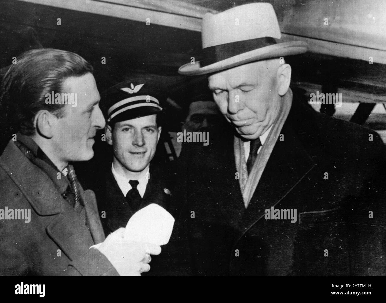 Le général George C. Marshall , récemment nommé secrétaire d'État des États-Unis , est arrivé à Paris par avion en route pour la Conférence des quatre grands ministres des Affaires étrangères à Moscou . C'est la première grande « occasion » de Geneal Marshall depuis son entrée en fonction. Au cours de son bref séjour à Paris, le général Marsahll dînera avec le Président Vincent Auriol et rencontrera des représentants du Gouvernement français qui lui feront connaître les vues françaises sur les traités de paix allemands et autrichiens qui seront discutés lors de la Conférence de Moscou.6 mars 1947 Banque D'Images