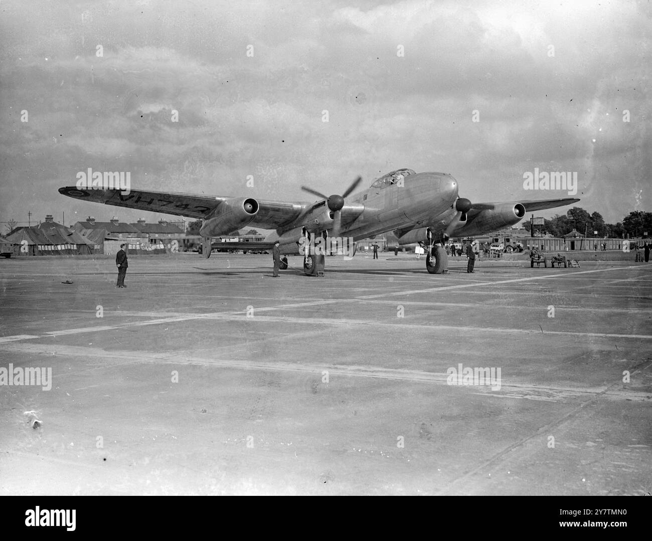 Lord Winster part pour le vol dans le moteur à réaction Lancaster Lord Winster, le ministre de l'Aviation civile, est allé pour un vol d'essai dans le premier avion de ligne assisté par jet à avoir jamais utilisé l'aéroport de Londres, Heathrow. La chemise est un Lancaster avec deux moteurs à réaction et deux moteurs à pistons de type conventionnel. Spectacles de photos : le Lancaster assisté par jet à Heathrow 27 septembre 1946 Banque D'Images