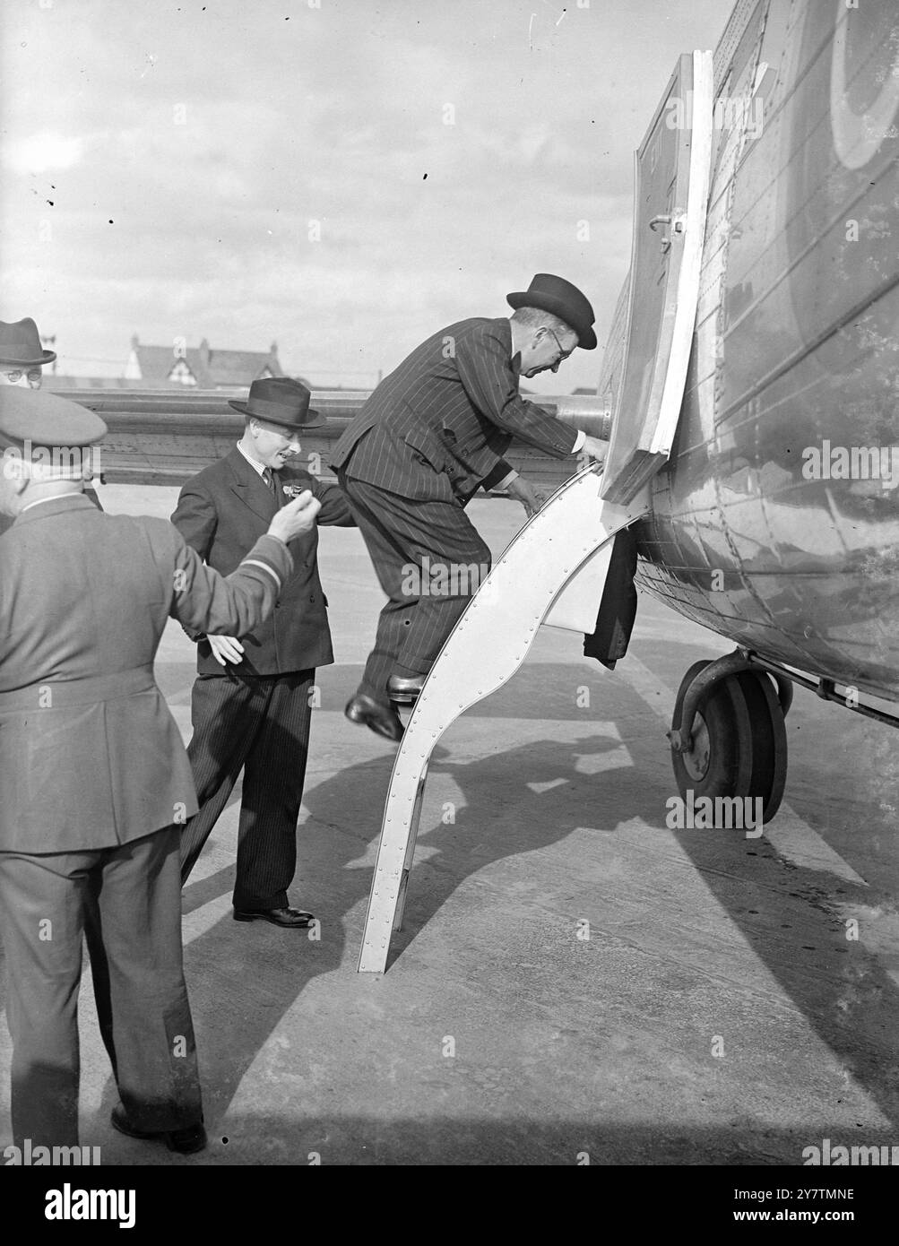 Lord Winster part pour le vol dans le moteur à réaction Lancaster Lord Winster, le ministre de l'Aviation civile, est allé pour un vol d'essai dans le premier avion de ligne assisté par jet à avoir jamais utilisé l'aéroport de Londres, Heathrow. La chemise est un Lancaster avec deux moteurs à réaction et deux moteurs à pistons de type conventionnel. Photos : Lord Winster embarquant sur le Lancaster pour le vol à Heathrow le 27 septembre 1946 Banque D'Images