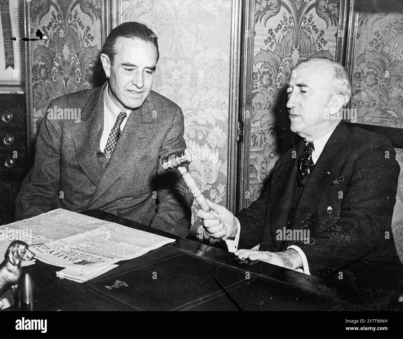 M. Averell Harriman , Ambassadeur des Etats-Unis à Londres , qui succédera à M. Henry Wallace , a eu une réunion à Paris avec M. James F. Byrnes , Secrétaire d'Etat. C'est un affrontement sur la poliice étrangère de M. Byrnes qui a conduit à la démission de M. WallaceLes spectacles de photo : M. Averell Harriman lors de cette rencontre avec M. James F Byrnes (à droite) à Paris. M. Byrnes manipule de façon abstraite un marteau lorsqu'il parle le 27 septembre 1946 Banque D'Images