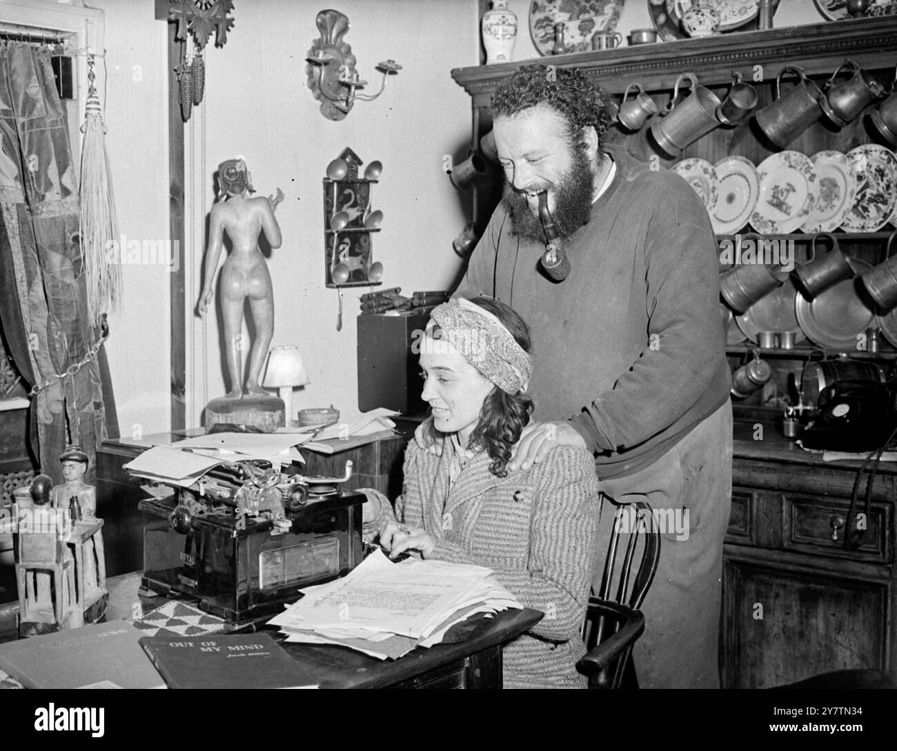 La femme du sculpteur a mélangé du béton pour la plus grande statue de tous les temps. Jack Bilbo , qui a décrit ses aventures dans le monde souterrain américain dans un livre intitulé ' J'ai porté un pistolet pour Al Capone ' et qui est maintenant un artiste occupé et propriétaire d'une galerie d'art londonienne , a réalisé avec l'aide de deux amis , Sid et Bink Harris , ce qui est considéré comme la plus grande sculpture jamais créée . La statue, représentant une femme agenouillée , est un morceau solide de pierre pesant 44 000 livres. Il fait 16 pieds de haut. Le travail effectué en secret chez M. Bilbo, Bilbo Bay, Weybridge, Surrey, et maintenant, se trouve dans son GA Banque D'Images