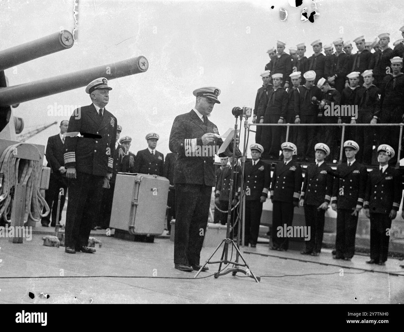 Le nouveau commandant de la marine américaine en Europe prend le relais à la cérémonie de Southampton L'amiral Richard l Conolly a pris le commandement des forces navales américaines en Europe de l'amiral H Kent Hewitt lors d'une cérémonie à bord de l'USS Houston à Southampton spectacles de photos : L'amiral Richard l Conolly , nouveau commandant , s'adressant à la compagnie du navire à bord de l'USS Houston. Sur la gauche se trouve l'amiral H Kent Hewitt le 24 septembre 1946 Banque D'Images