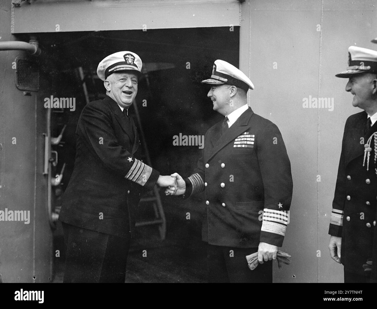 Le nouveau commandant de la marine américaine en Europe prend le relais à la cérémonie de Southampton L'amiral Richard l Conolly a pris le commandement des forces navales des États-Unis en Europe de l'amiral H Kent Hewitt lors d'une cérémonie à bord de l'USS Houston à Southampton expositions de photos : L'amiral H Kent Hewitt avec l'amiral Richard l Conolly , le nouveau commandant le 24 septembre 1946 Banque D'Images