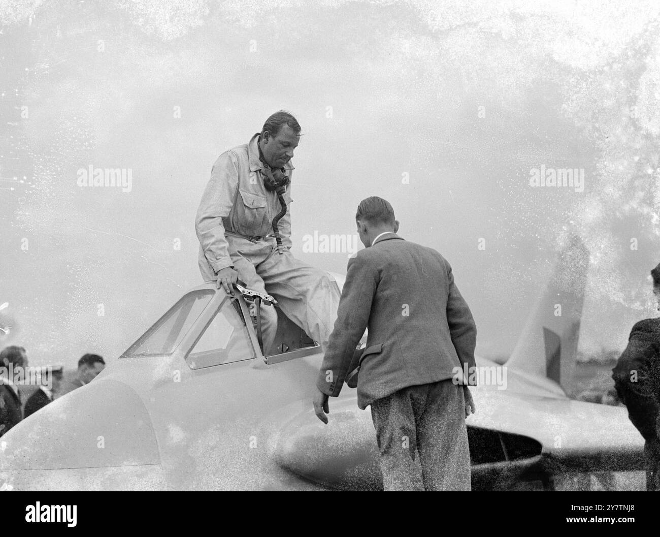 Le nouveau jet sans queue de la Grande-Bretagne a un vol d'essai - peut être plus rapide que le record du monde planedernier avion expérimental de Grande-Bretagne, le de Havilland 108 ( l'hirondelle ) qui doit être survolé le cap du record de vitesse du monde près de Littlehampton , Sussex ' pour fournir des données scientifiques ', ahd un vol d'essai préliminaire à Hatfield, Herts. L'hirondelle , qui peut s'avérer plus rapide que le double avion à réaction Gloster Meteor qui a établi le record du monde de 616 miles à l'heure, a des ailes en flèche et non pas une queue. Il est propulsé par un seul réacteur à réaction de Havilland Goblin. Spectacles photographiques : M. Geoffrey de Havilland, Banque D'Images