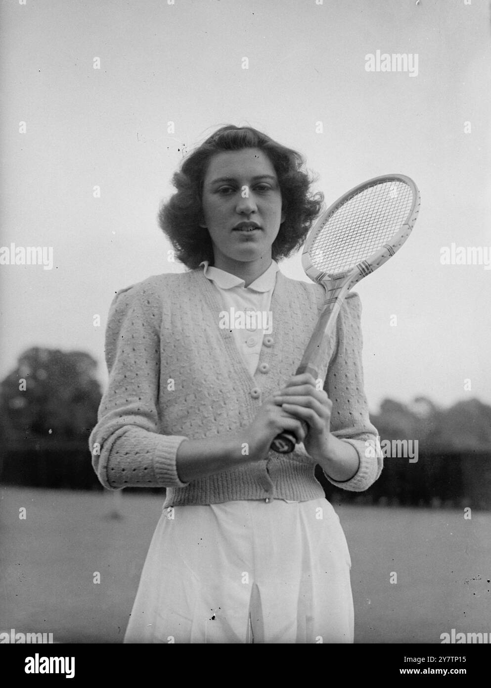 FILLE DE 17 ans ATTENDUE POUR REMPORTER LE PREMIER TITRE À WIMBLEDON Un avenir de championnat est prévu pour Miss Patsy Rogers, 17 ans, qui devrait succéder à Mme Kay (Stammers) Menzies et Jean Bostock en tant que championne junior de tennis sur gazon d'Angleterre à Wimbledon cette semaine. Mlle Rogers est la fille du capitaine F d Rogers, le professionnel du comté de Kent. Elle a commencé à jouer au tennis à l'âge de neuf ans et a remporté l'année dernière les quatre titres juniors. Elle a un puissant entraînement à travers le court jusqu'au coin de la main arrière, et depuis regarder le service des filles américaines à Wimbledon s'est entraîné à Banque D'Images