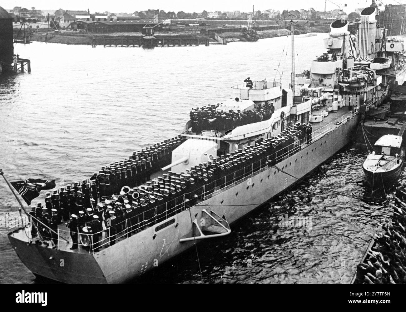 Navire-école allemand SMS Schleswig-Holstein quittant le port de Wilhelmshaven 1930 Banque D'Images