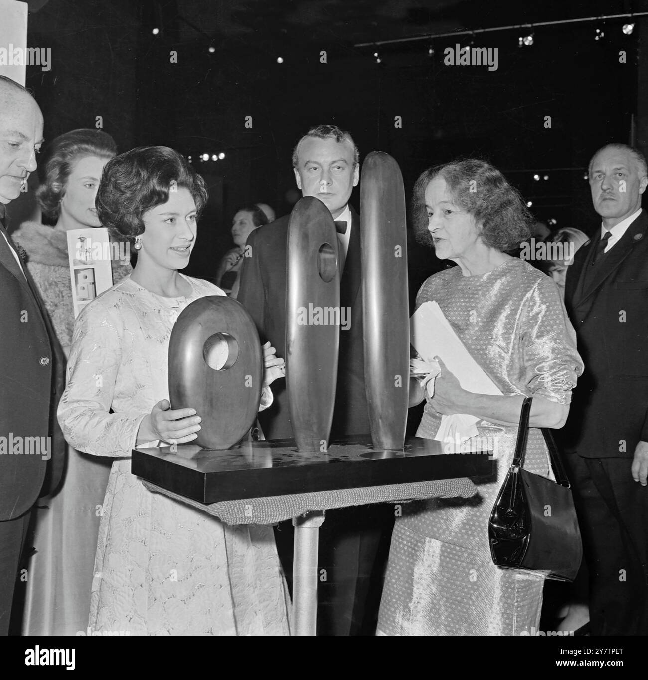 SAR la Princesse Margaret étudie une exposition intitulée 'Three Standing Forms 1964' par Mlle Barbara Hepworth, CBE, (à droite) lors de sa visite de l'exposition 'British sculpture in the Sixties' à la Tate Gallery, Londres, hier soir. L'exposition, organisée par la Société d'art contemporain en association avec la Fondation Peter Stuyvesant, ouvre le 25 février 1965. 24 février 1965 Banque D'Images