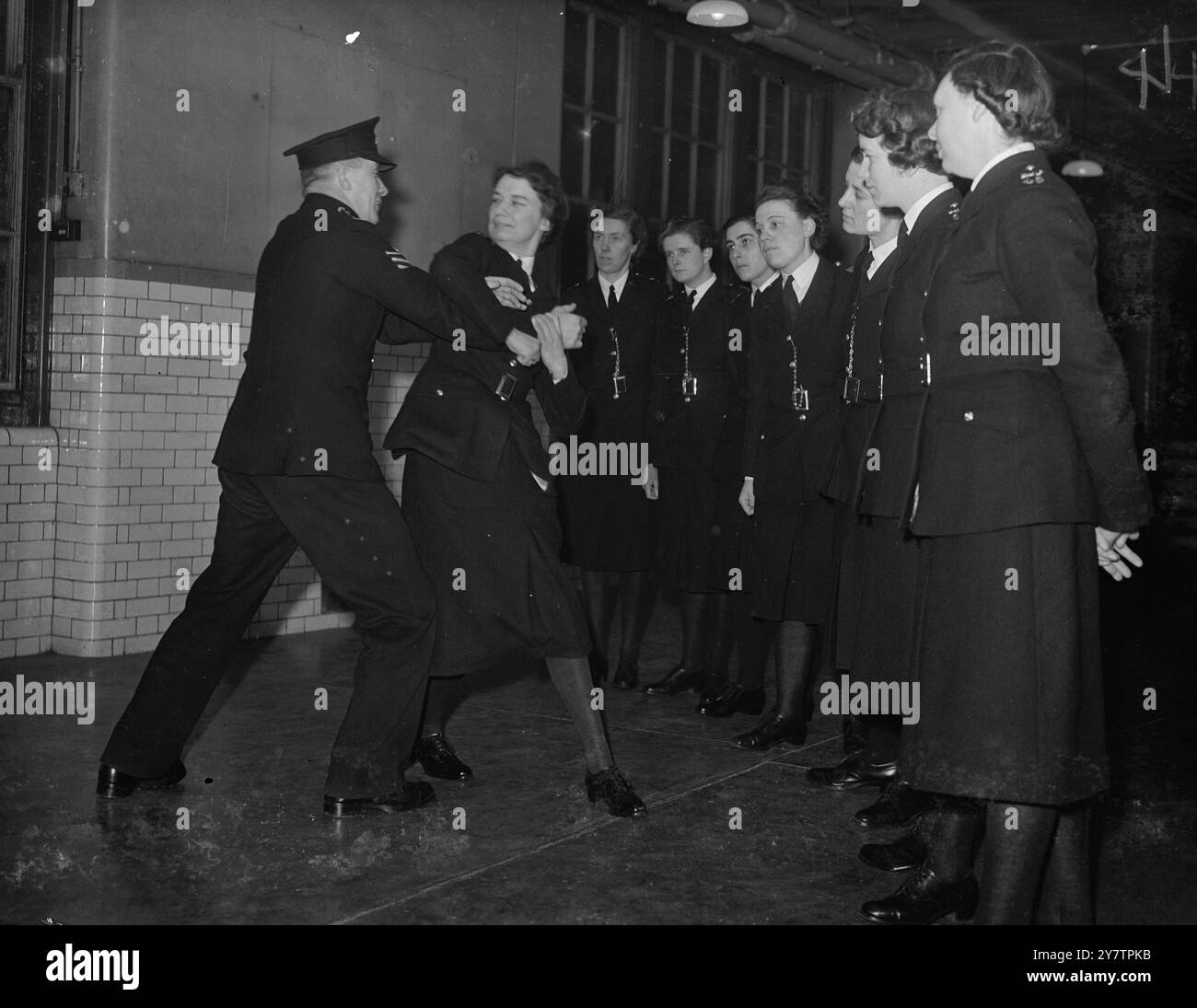 La section des femmes de la police métropolitaine formée en 1919 a connu un tel succès qu'un appel à l'expansion est lancé. 150 il faut recruter des policières pour la région de Londres , où leurs tâches consistent principalement à aider et à protéger les femmes et les enfants. Les candidats doivent être célibataires ou veuves, entre 24 et 35 ans et ne pas être moins de 5 pieds 4 in . Ils bénéficient d'une formation de 11 semaines dans des domaines tels que l'administration de la police et l'art de la légitime défense , avant d'être envoyés en battement . Photos montre : L'instructeur Sgt S J Bissell démontrant à une classe de policewo Banque D'Images