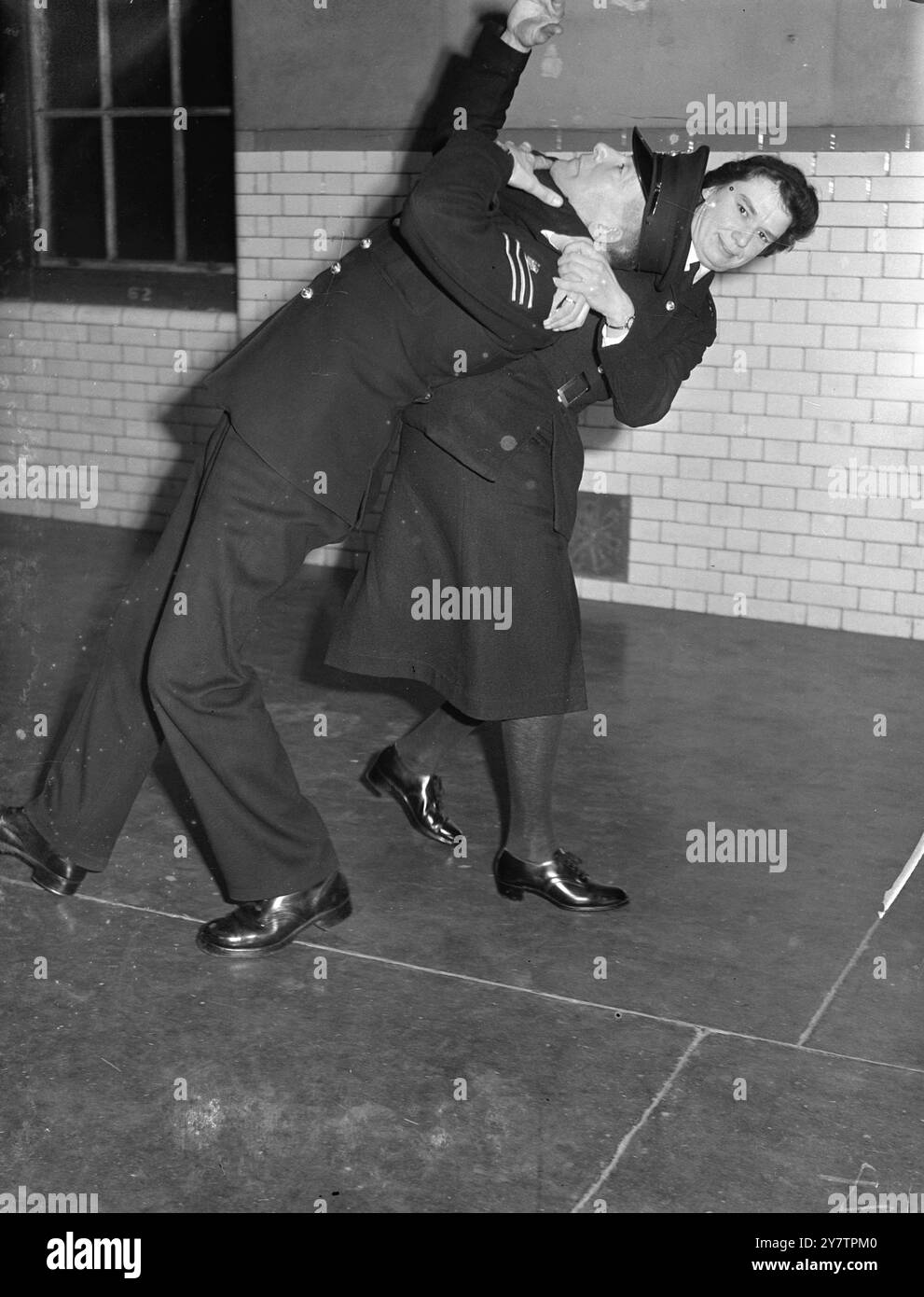 La section des femmes de la police métropolitaine formée en 1919 a connu un tel succès qu'un appel à l'expansion est lancé. 150 il faut recruter des policières pour la région de Londres , où leurs tâches consistent principalement à aider et à protéger les femmes et les enfants. Les candidats doivent être célibataires ou veuves, entre 24 et 35 ans et ne pas être moins de 5 pieds 4 in . Ils bénéficient d'une formation de 11 semaines dans des domaines tels que l'administration de la police et l'art de la légitime défense , avant d'être envoyés en battement . Photos montre : une policière avec succès cordes dans l'instructeur dans le ' come al Banque D'Images
