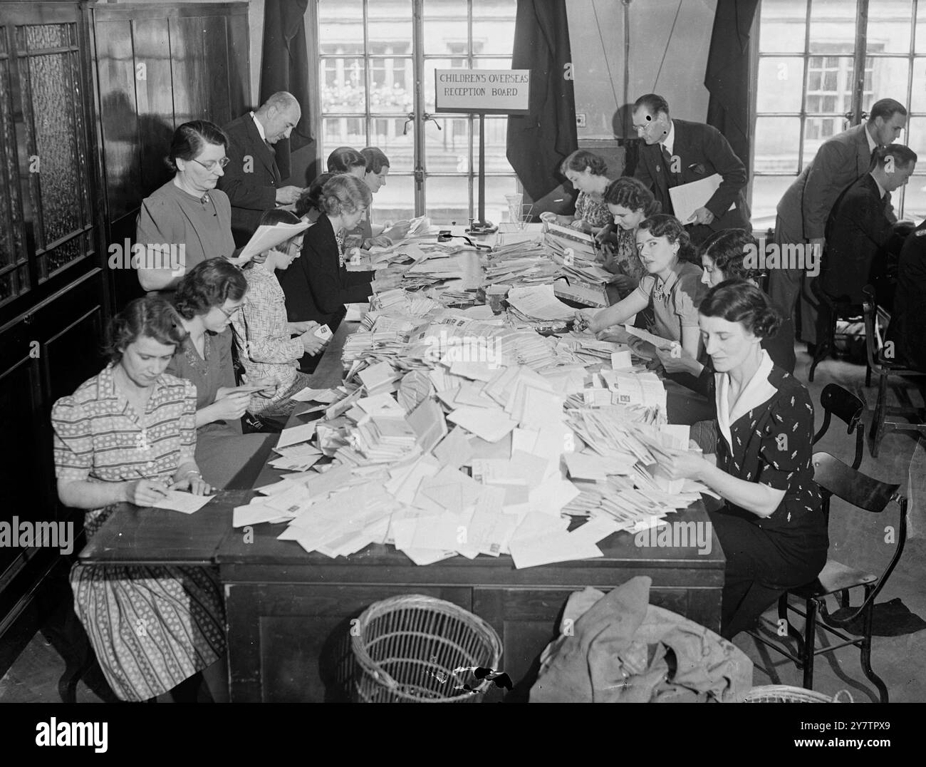 FOYERS DOMINIAUX POUR ENFANTS BRITANNIQUES. LES APPLICATIONS VERSENT. Les navires doivent bientôt naviguer transportant le premier lot de 20000 enfants de Grande-Bretagne à la sécurité des Dominions. Ils resteront pendant toute la durée de la guerre. Le Canada devrait en prendre 10 000, l’Australie 5000 et la Nouvelle-Zélande et l’Afrique du Sud plusieurs milliers chacune. Les enfants seront âgés de 5 à 16 ans, leur passage sera gratuit et ils iront dans des maisons privées. Le coût sera de six shillings par semaine ou ce que les parents peuvent payer. Les demandes, affluent dans le Conseil d'accueil des enfants à l'étranger au 45 Berkl Banque D'Images