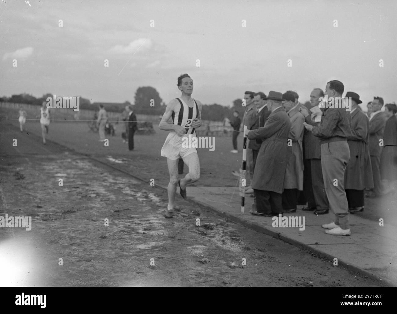 SPARTA AC COPENHAGEN VS SHAFTSBURY HARRIERS Un athlète de Shaftesbury Harriers franchit la ligne d'arrivée au champ de course de Parliament Hill, Londres, Angleterre. 17 juillet 1950 Banque D'Images