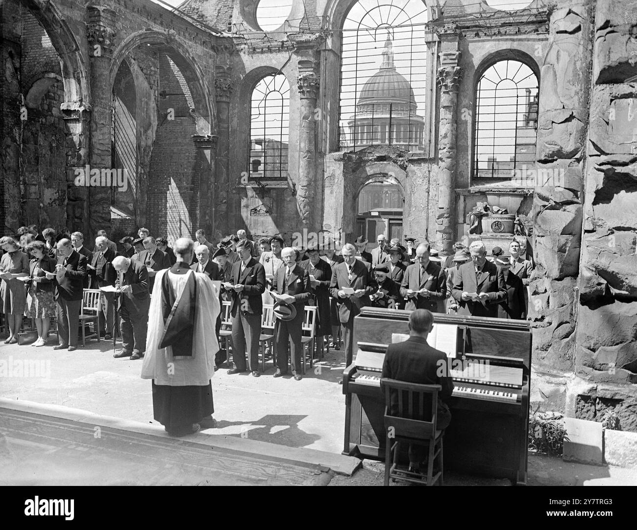 La cathédrale Saint-Paul entre en scène à travers le vitrail jadis de Sainte-Marie-le-Bow , Cheapside , à une congrégation d'ouvriers de la ville remerciant pour la victoire en Europe - mai 1945 Banque D'Images