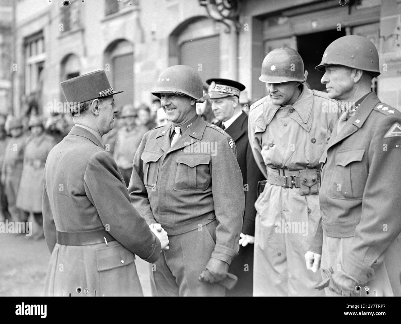 Les généraux américains honorés par le général de GaulleLes spectacles sont : le général de Gaulle avec le général Jacob l Devers, commandant la 6e armée d'Europe. À droite est le lieutenant-général Alex Patch le 13 février 1945 Banque D'Images