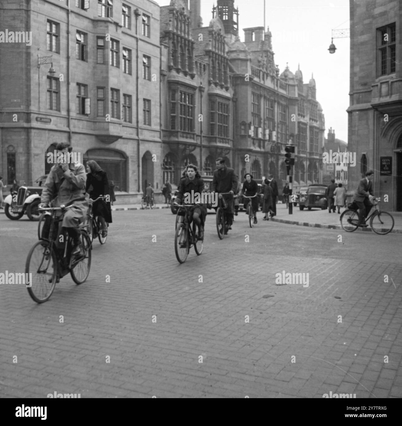 OXFORD DANS LA GUERRE AÉRIENNE - LES ÉVACUÉS ONT LIEU DES ÉTUDIANTS DANS LA VILLE UNIVERSITAIRE Oxford, autrefois calme et sédatif siège de l'apprentissage, a pris un aspect inconnu depuis l'intensification de la guerre aérienne, car il est maintenant une ville de refuge pour plusieurs milliers de mères et d'enfants des zones bombardées de Londres. Bien que certains collèges de l'Université aient été fermés et que de nombreux étudiants de premier cycle soient dans les Forces, il y a peu de chambres vacantes dans la ville. Les maisons où vivaient autrefois les étudiants sont occupées par les évacués. Les trottoirs de la rue principale sont entassés comme jamais Banque D'Images