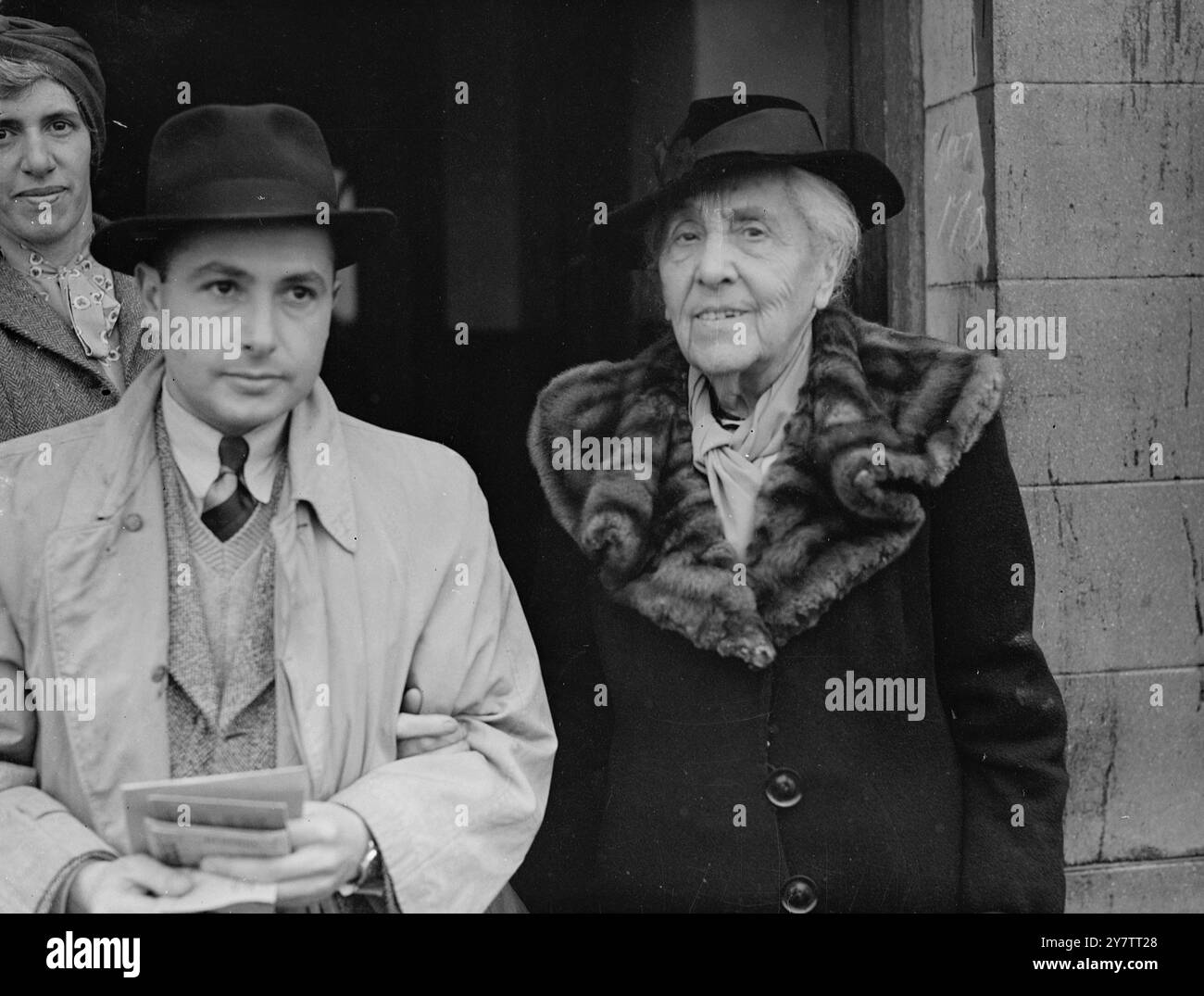 UNE FEMME DE 89 ANS DÉCOLLE À CROYDON POUR LE BRÉSIL Mme H Altmann, femme de 89 ans qui est arrivée en Grande-Bretagne en tant que réfugiée de Cologne, Allemagne, en 1939, a quitté l'aérodrome de Croydon, Londres, sur la première étape d'un voyage aérien vers le Brésil. Mme Altmann va rendre visite à son fils, agriculteur au Brésil, et à sept arrière-petits-enfants. Photo montre : Mme H Altmann (col de fourrure) avec des parents alors qu'elle marchait vers l'avion à Croydon. 29 septembre 1946 Banque D'Images