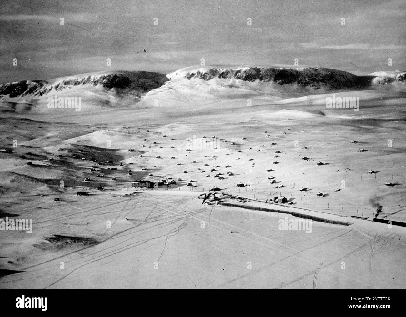 Photos montre : un centre de ski populaire sur le chemin de fer de Bergen. Le village de cabanes sportives Ustaosef - avec Hallingskarven en arrière-plan, Norvège. Banque D'Images
