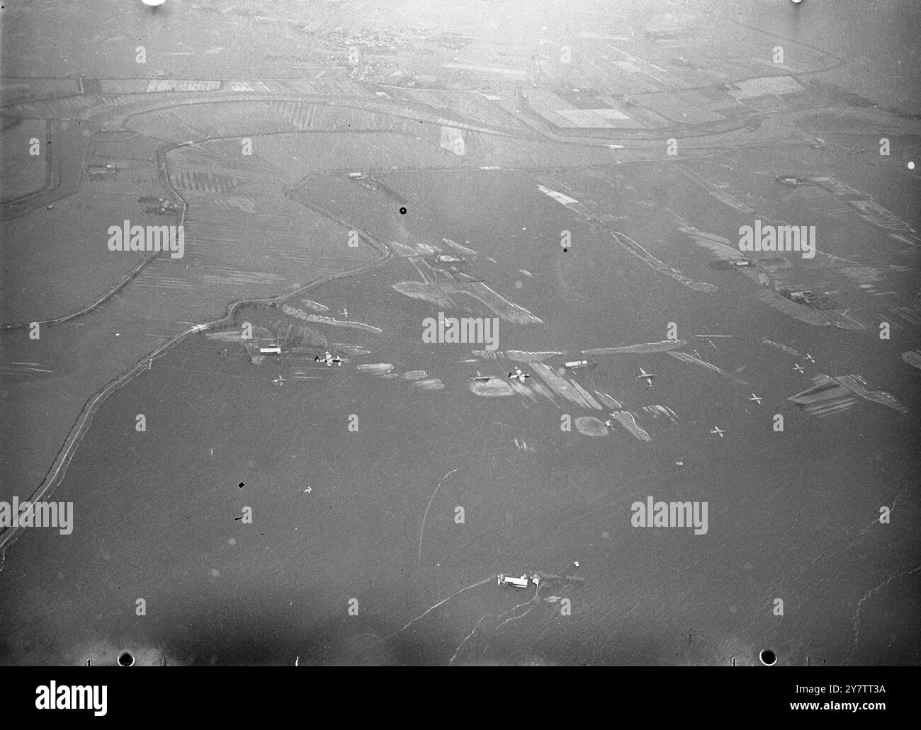 La Grande-Bretagne voit des renforts sur leur chemin vers HollandMany les gens en Grande-Bretagne ont pu voir les grandes formations de troupes aéroportées et de fournitures passer sur leur chemin pour renforcer l'armée aéroportée alliée déjà débarquée en Hollande. Spectacles de photos : partie d'une grande formation aérienne de transports et de planeurs traversant la campagne anglaise en route vers la Hollande le 19 septembre 1944 Banque D'Images