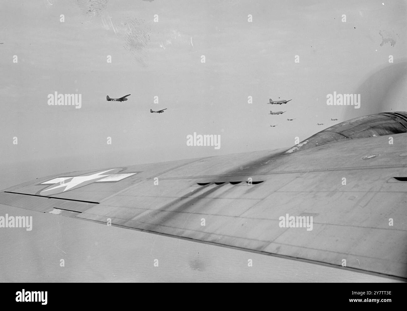 La Grande-Bretagne voit des renforts sur leur chemin vers HollandMany les gens en Grande-Bretagne ont pu voir les grandes formations de troupes aéroportées et de fournitures passer sur leur chemin pour renforcer l'armée aéroportée alliée déjà débarquée en Hollande. Spectacles de photos : partie d'une grande formation aérienne de transports et de planeurs traversant la campagne anglaise en route vers la Hollande le 19 septembre 1944 Banque D'Images