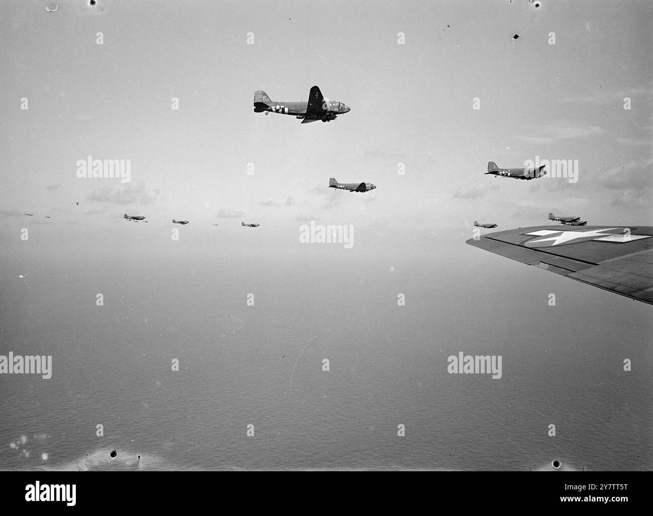 La Grande-Bretagne voit des renforts sur leur chemin vers HollandMany les gens en Grande-Bretagne ont pu voir les grandes formations de troupes aéroportées et de fournitures passer sur leur chemin pour renforcer l'armée aéroportée alliée déjà débarquée en Hollande. Spectacles de photos : partie d'une grande formation aérienne de transports et de planeurs traversant la campagne anglaise en route vers la Hollande le 19 septembre 1944 Banque D'Images