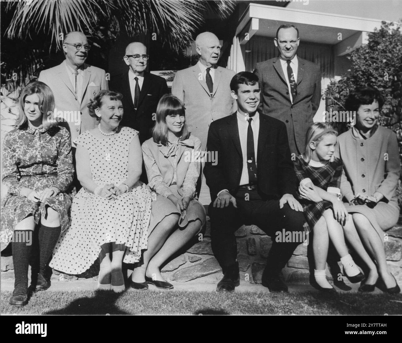 La famille Einsenhower au El Dorado Country Club, Palm Desert, Californie. Dr Milton , Joel Carlson , Dwight Eisenhower , John (debout). Anne , Mamie , Susan , David , Mary Jean , M. John Eisenhower (assis). 6 janvier 1965 Banque D'Images