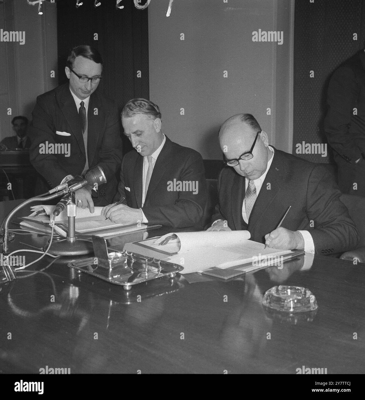 Pacte agricole anglo-soviétique signé. Aleksandr Soldatov (à gauche) et Fred Peart. 6 janvier 1965 Banque D'Images