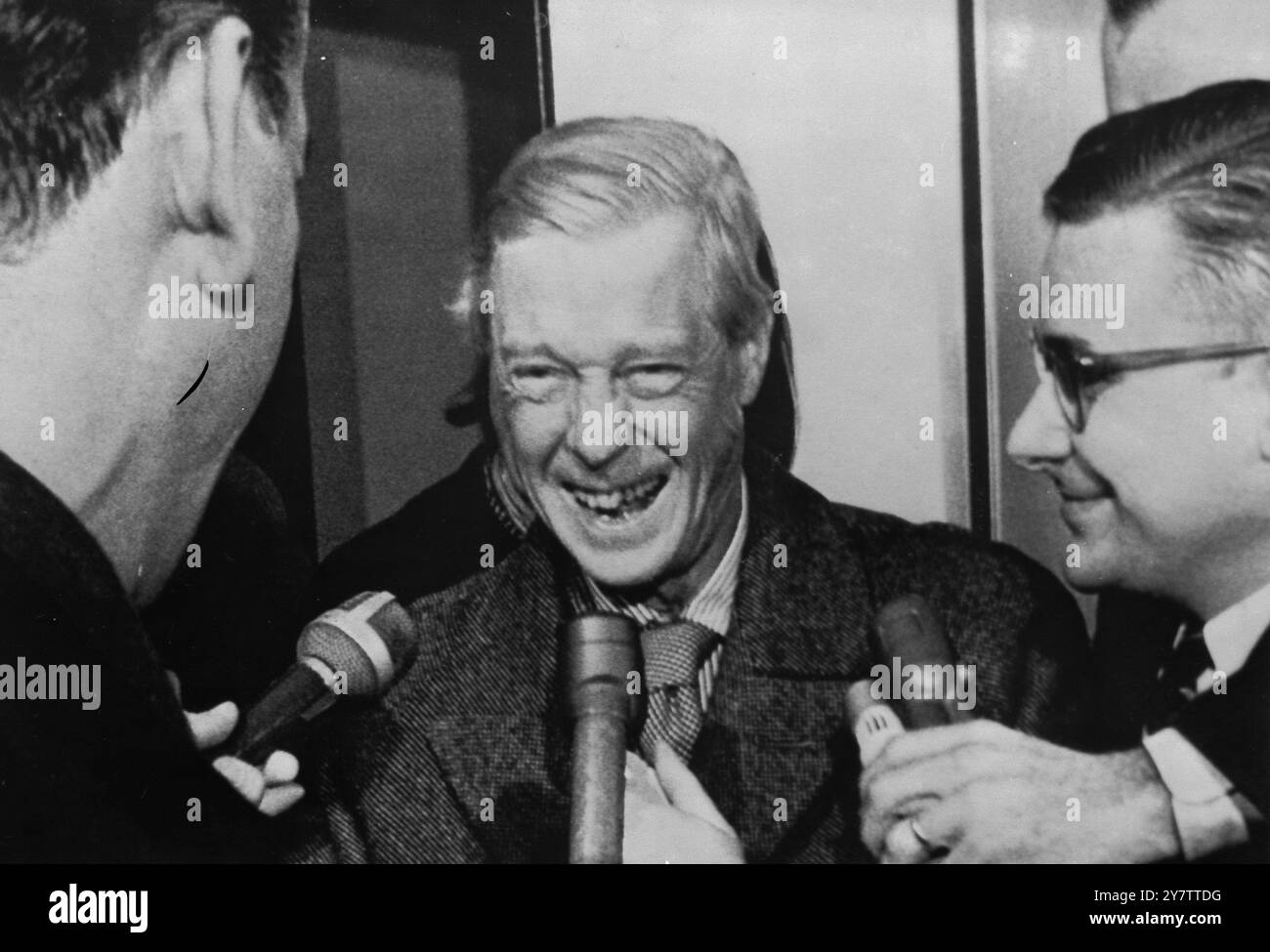 491160 HALE AND HEARTY NEW YORK : LE DUC DE WINDSOR LAUGHS COMME IL DIT AUX JOURNALISTES QU'IL SE SENT «HALE AND HEARTY» APRÈS SON OPÉRATION DU 16 DÉCEMBRE. LE DUC, ÂGÉ DE 70 ANS, A ÉTÉ PHOTOGRAPHIÉ ALORS QU'IL S'ENVOLAIT VERS L'AÉROPORT INTERNATIONAL KENNEDY AVEC LA DUCHESSE DE HOUSTON, TEXAS, HIER. C'ÉTAIT LA PREMIÈRE FOIS QUE LA DUCHESSE VOYAGEAIT EN AVION EN 24 ANS. ELLE A DÉCIDÉ DE VOYAGER PAR AVION CAR LE VOYAGE EN TRAIN DE NEW YORK AU TEXAS AVAIT FATIGUÉ LE DUC. 7 JANVIER 1965 Banque D'Images