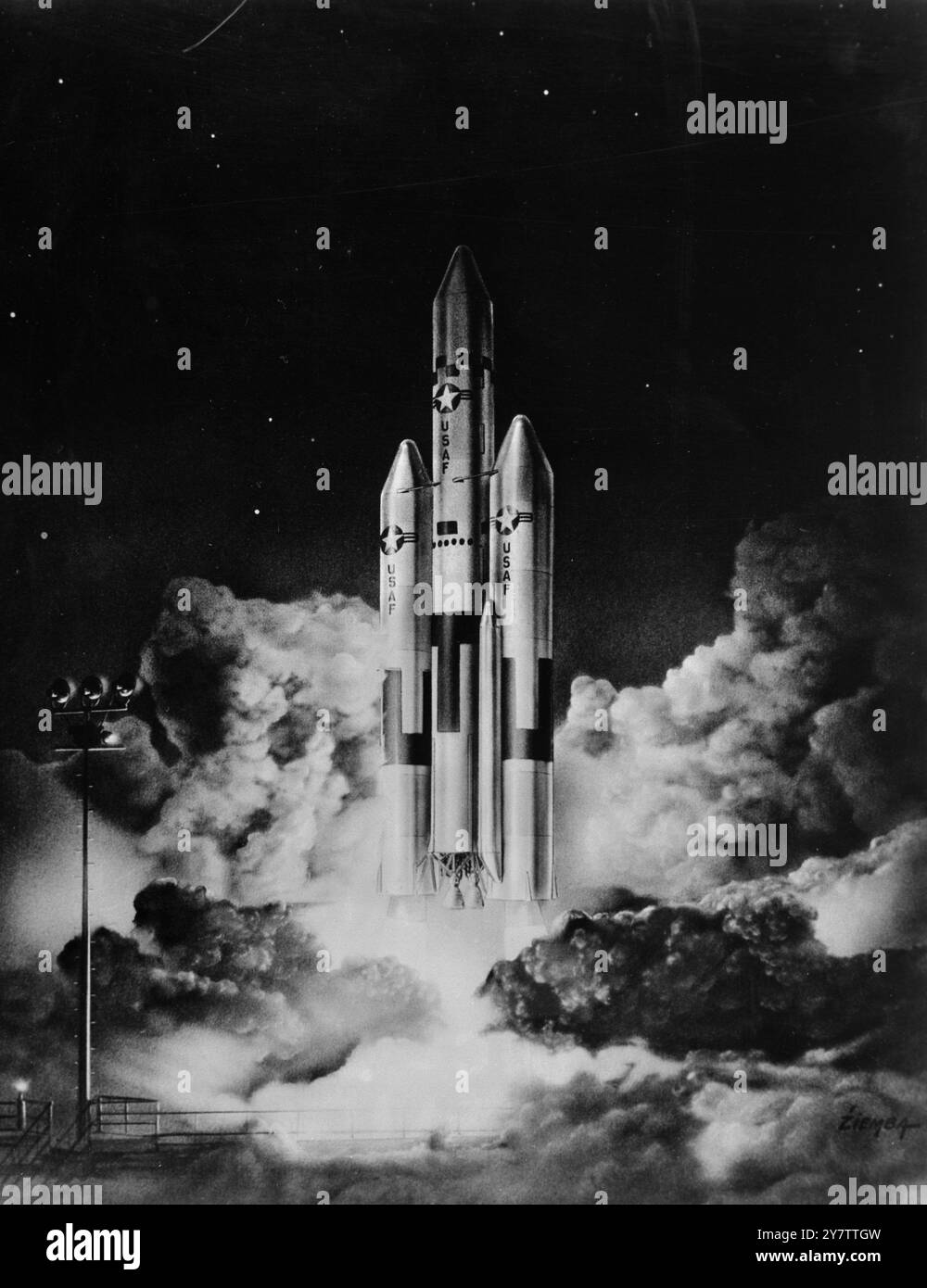 491300 TITAN BLAST-OFF ARTIST'S CONCEPTION : WASHINGTON, D.C. : UNE CONCEPTION ARTISTIQUE DE TITAN 111-C, LE LANCEUR SPATIAL STANDARD DES U.S.A.F QUI TRAÎNE VERS LE CIEL AVEC PLUS DE DEUX MILLIONS DE LIVRES DE POUSSÉE DE DÉCOLLAGE FOURNIES PAR DES FUSÉES D'APPOINT À PROPERGOL SOLIDE. LE DESSIN DE L'ARTISTE MONTRE DES BOOSTERS SEGMENTÉS DE 120 POUCES DE DIAMÈTRE, DÉVELOPPÉS PAR UNITED TECHNOLOGY CENTRE, CALIFORNIE, DE CHAQUE CÔTÉ DU NOYAU TITAN 111. 9 JANVIER 1965 Banque D'Images