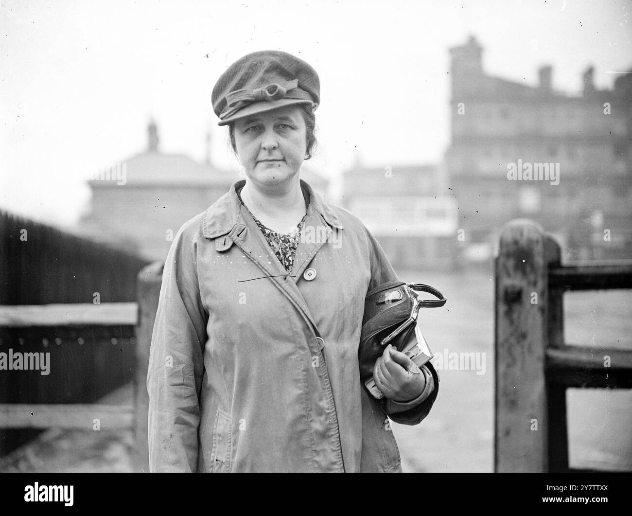 £3500 Par AN CHEF DE L'ONU STAFFIS Une FEMME Mlle Mary Smieton, 43 ans secrétaire adjointe principale au ministère du travail, qui a mobilisé les femmes britanniques pour la guerre, a été nommée directrice du personnel de l'Organisation des Nations Unies et doit naviguer pour l'Amérique dans deux semaines pour prendre sa nomination. Mlle Smieton, l'un des fonctionnaires les plus compétents de Bretagne, aura désormais pour tâche de contrôler les salaires et de répartir le travail de milliers d'employés de l'ONU, et elle percevra elle-même un salaire de £2750 libre d'impôt avec une allocation représentative de £750 par an. Photo montre : Miss ma Banque D'Images