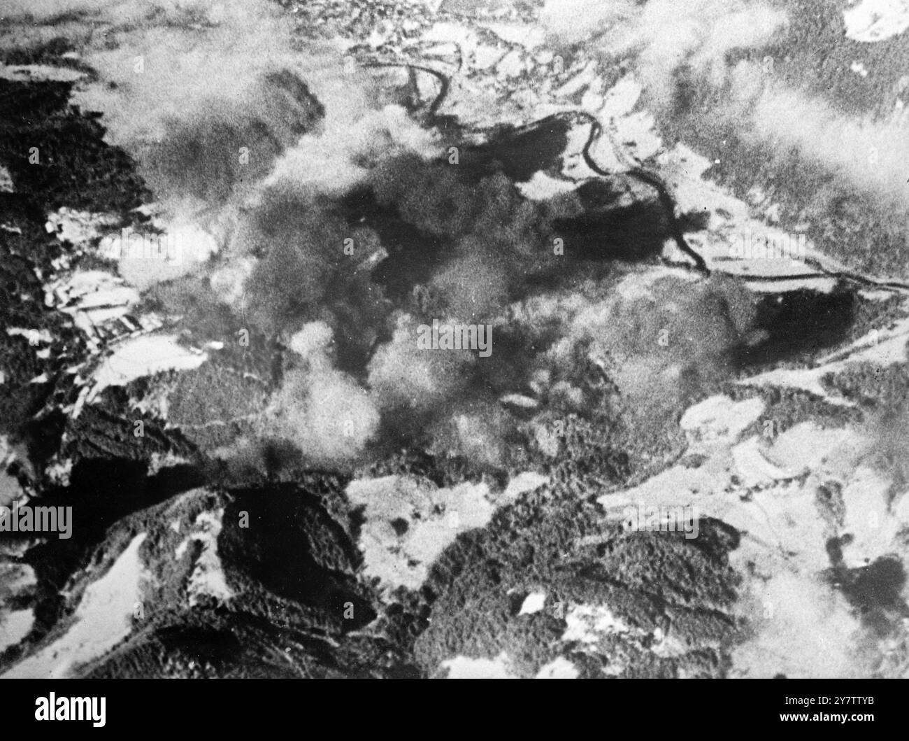 BOMBARDEMENT de la RAF CHALET HITLERS BERCHTESGADEN CHALET Hitlers Berchtesgaden, barrakcs SS dans l'enceinte de la maison, et son refuge de montagne au sommet d'un éperon de montagne à cinq kilomètres de là, ont été attaqués le 25 avril par les Lancasters du RAF Bomber Command, escortés par des combattants. Douze mille bombes de livre, fusionnées pour une pénétration profonde ont été utilisées. La photo montre : nuages de fumée au-dessus de la cible pendant l'attaque. Banque D'Images