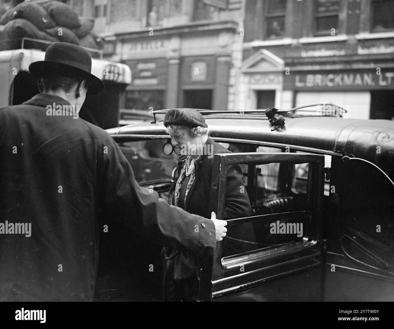 MARQUISE DOUAIRIÈRE À LA COUR POUR L'AUDITION DE L'ACCUSATION CONTRE SA FILLE la marquise douairière de Townsend était à Marlborough Street police court, à Londres, lorsque sa fille, Lady Elizabeth White, actrice de 28 ans et Paul Anthony Walsh, âgé de 40 ans, comparurent sur une accusation de vol préférée par la marquise douairière. Ils sont accusés d'avoir volé un réfrigérateur, un poste de radio et six chaises Hepplewhite, d'une valeur totale de £405, propriété de la marquise douairière. Il a été déclaré au tribunal que la marquise douairière ne souhaitait pas poursuivre l'affaire, mais le magistrat, M. Paul Bennett a dit t Banque D'Images