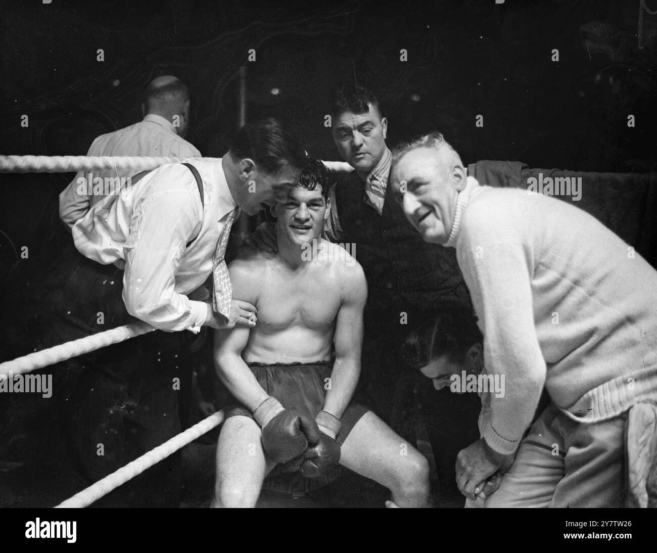 BRUCE WOODCOCK ÉLIMINE LESNEVICH AU HUITIÈME TOUR DE COMBAT À HARRINGAY ARENA, LONDRES Bruce Woodcock, le champion britannique des poids lourds, a éliminé Gus Lesnevich, le champion du monde des poids lourds au huitième tour de leur combat à Harringay Arena, Londres. Photo montre : Bruce Woodcock dans son coin à la fin du combat. 17 septembre 1946 Banque D'Images