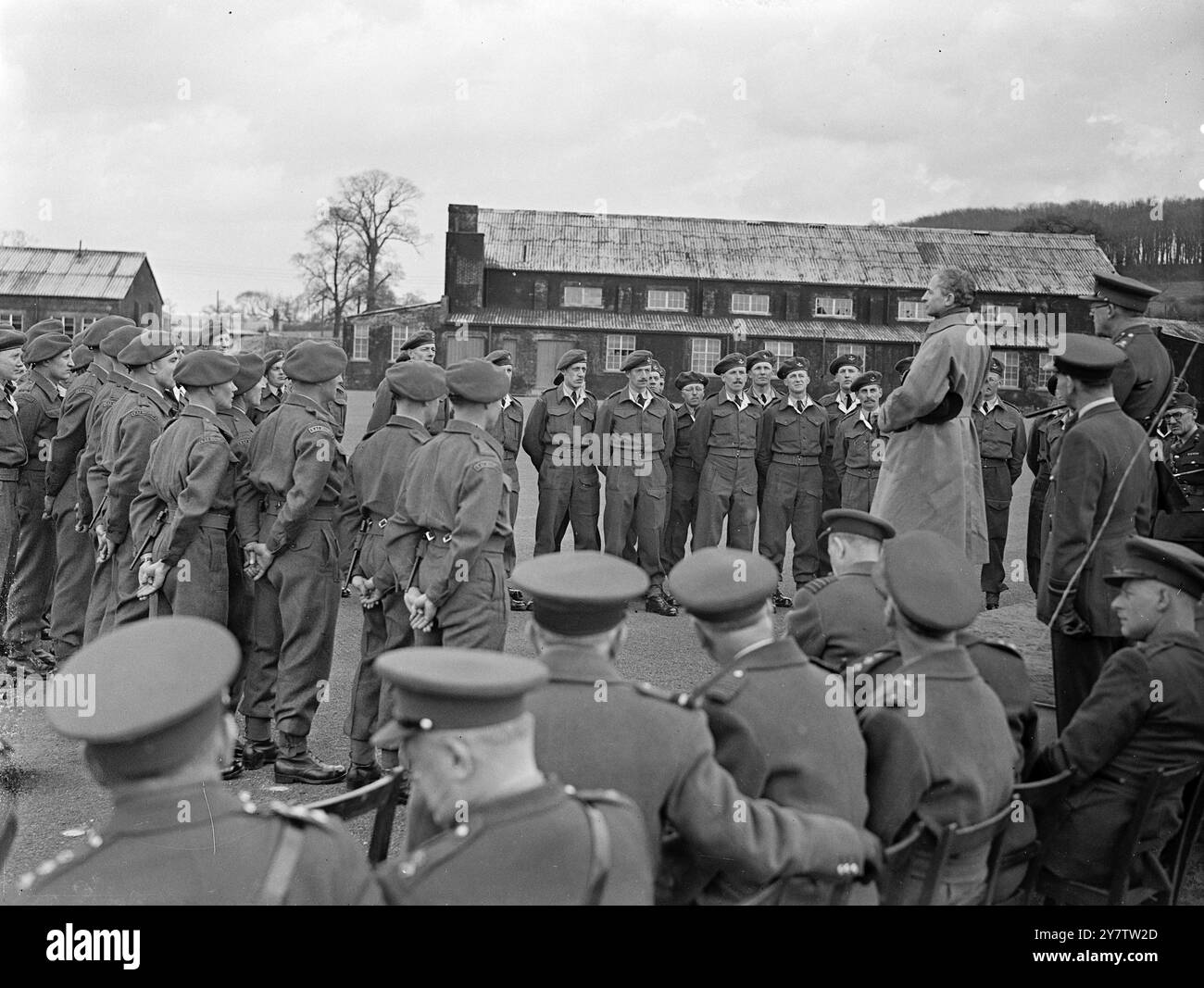 DÉFILÉ DE CADETS OFFICIERS À LA STATION DE LA RAF - 4 AVRIL 1945 Banque D'Images