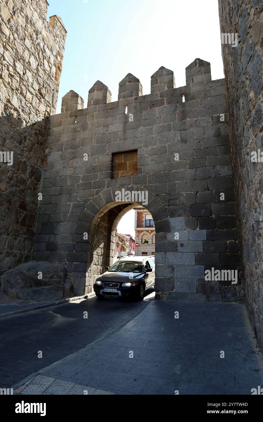 Avila, Castilla y Leon, Espagne- 18 août 2024 : voiture traversant la porte d'El Puente et les remparts de la ville d'Avila Banque D'Images