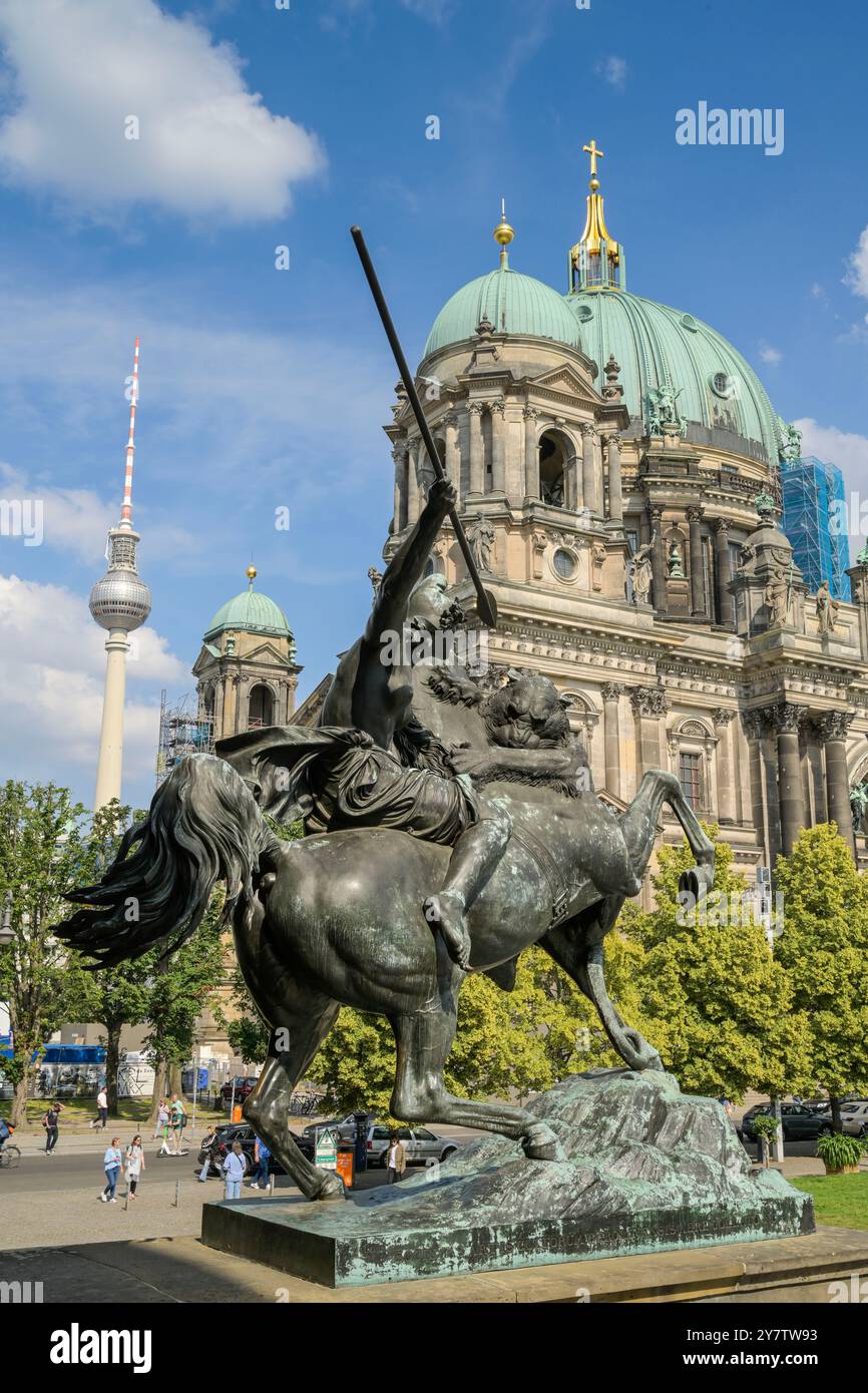 Amazone à cheval, cathédrale de Berlin, Lustgarten, Mitte, Berlin, Allemagne, Amazone zu Pferde, Berliner Dom, Deutschland Banque D'Images