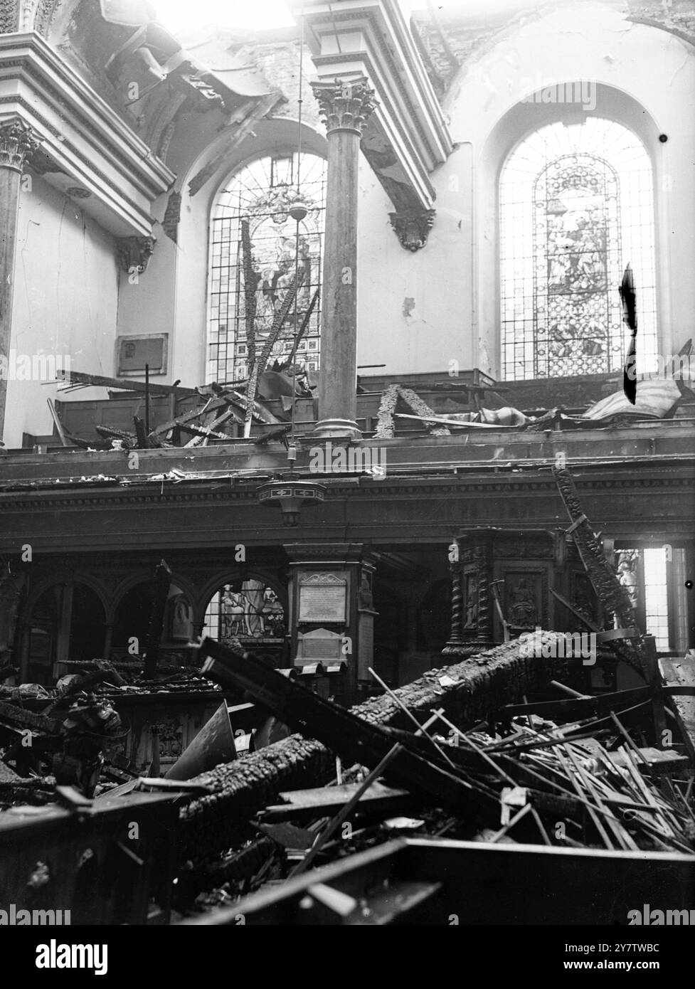 BOMBES INCENDIAIRES SUR LE CÉLÈBRE CHURCHSt James Piccadilly spectacles de photos : des débris carbonisés dans une célèbre église londonienne ont pris feu lorsque des raids de nuit allemands ont largué des bombes incendiaires. Les beaux vitraux en arrière-plan ont heureusement échappé aux dommages. 15 octobre 1940 Banque D'Images