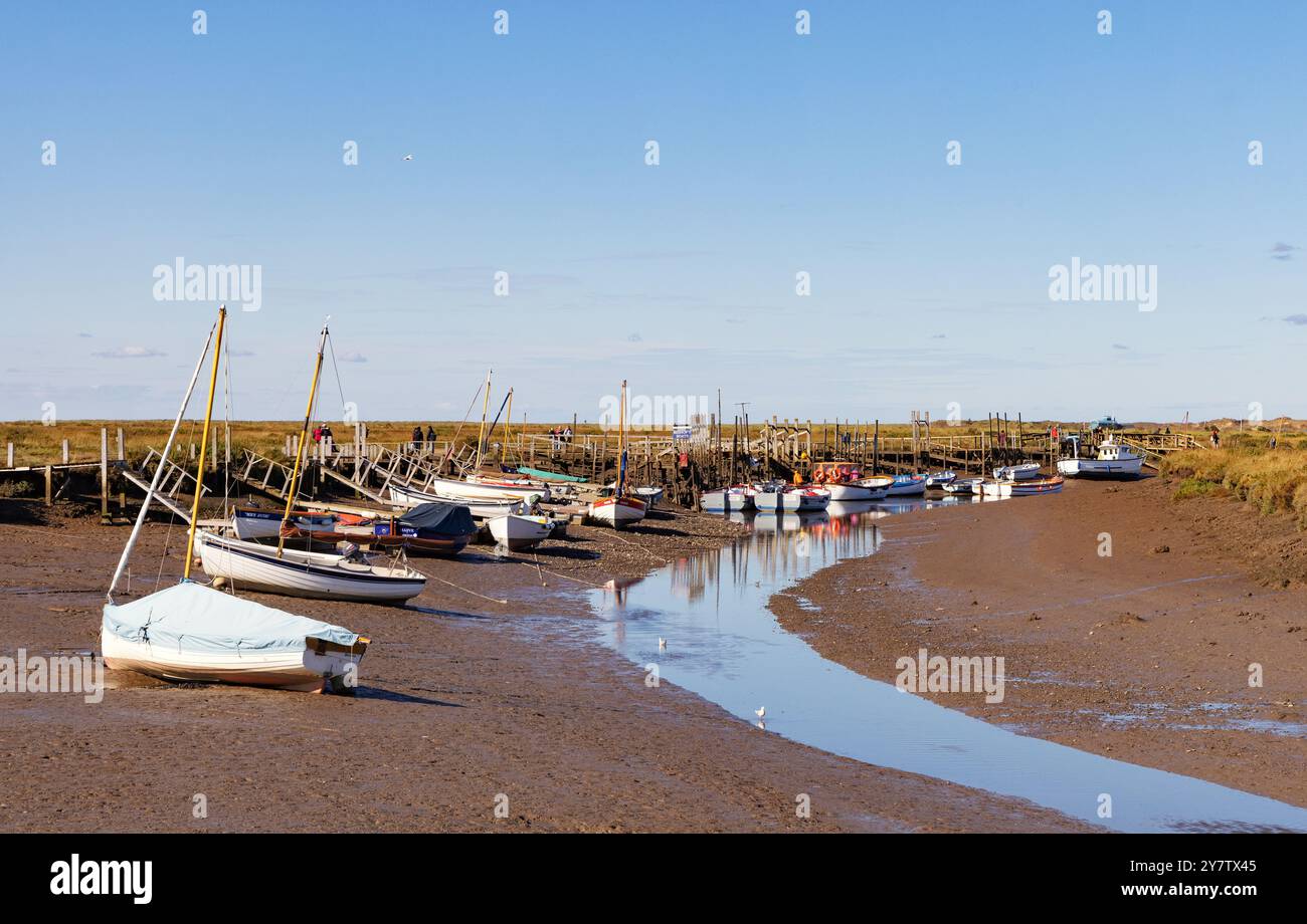 Paysage Norfolk ; voiliers amarrés à marée basse ; Morston Quay Norfolk UK. North Norfolk Coast en automne soleil et ciel bleu. Banque D'Images