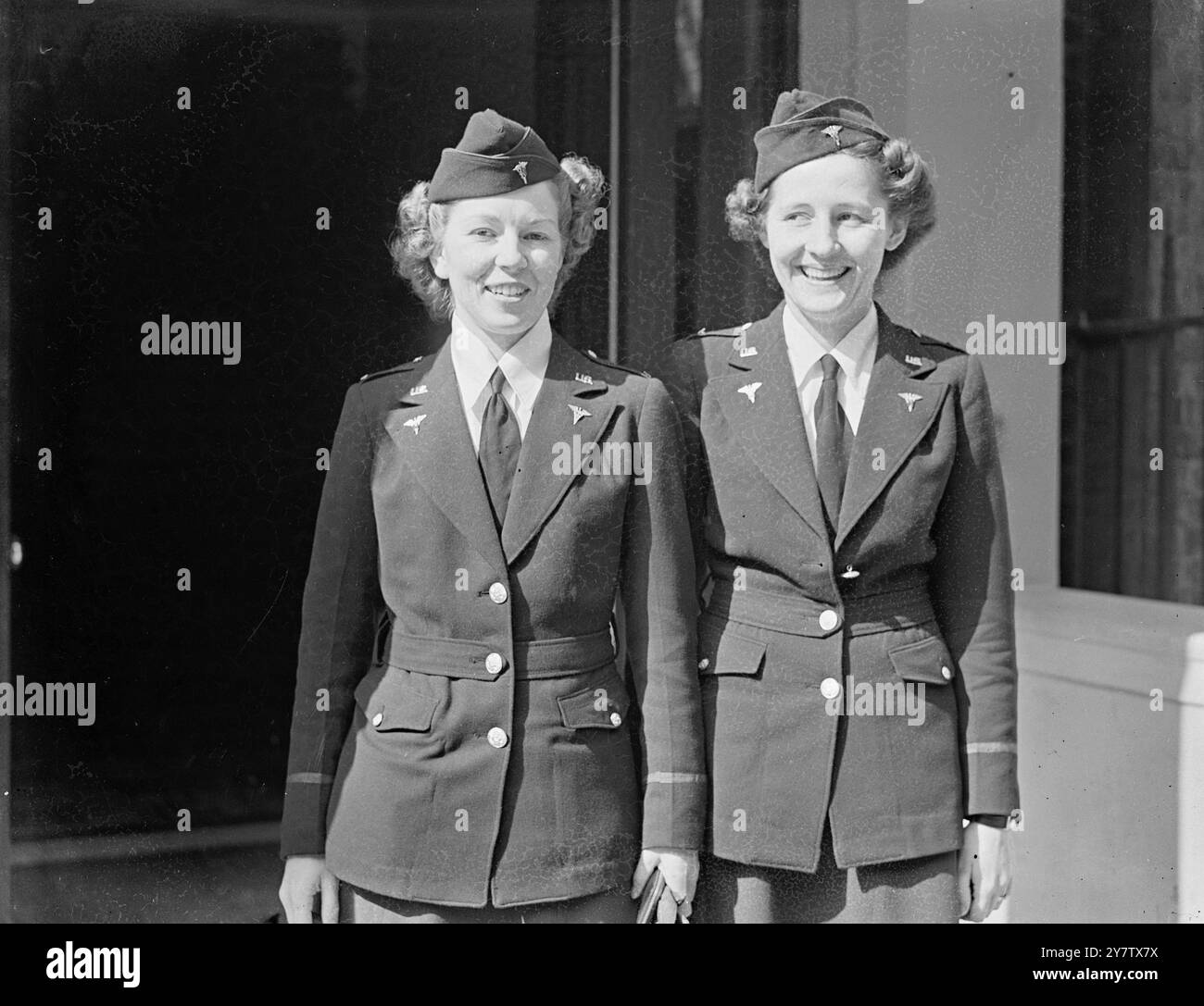 LES INFIRMIÈRES AMÉRICAINES VOIENT LA VILLE ENDOMMAGÉE PAR LA BOMBE spectacles de photos : deux infirmières américaines de Kansas City, aux États-Unis, maintenant à Londres, ils sont les deuxièmes lieutenants Dorothy Downs et Marion Cross 18 septembre 1942 Banque D'Images