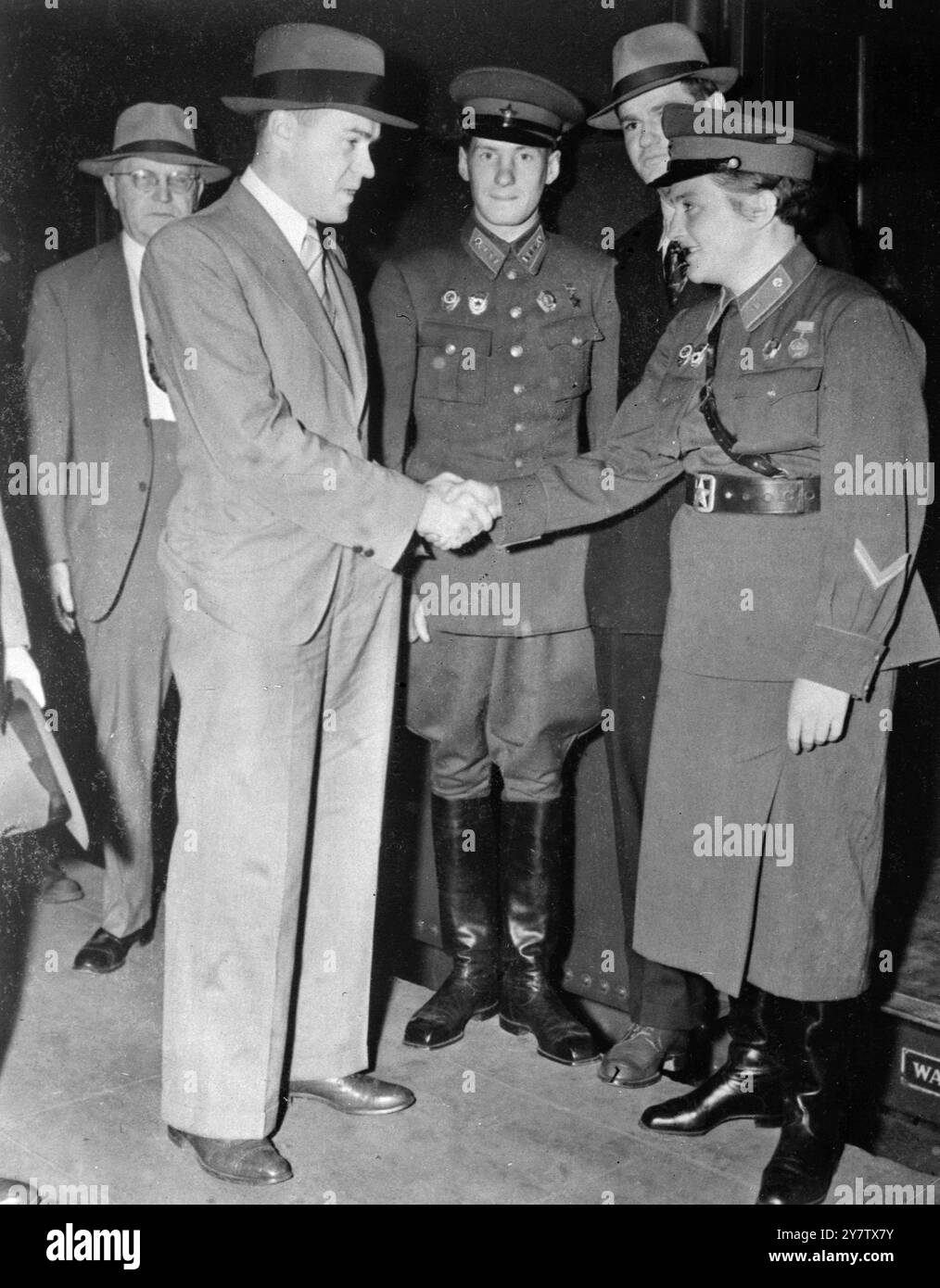 SNIPER SOVIÉTIQUE QUI A TUÉ 309 ALLEMANDS VISITE L'AMÉRIQUE. Le lieutenant Lyudmila Pavlichenko (à droite), une jeune tireuse d'élite soviétique qui a représenté 309 nazis, est accueillie par Victor Alexeievitch Fediuchine, consul général soviétique à New York, lorsqu'elle est arrivée à New York récemment de Washington, pour prendre la parole lors du rassemblement «Labour salue les forces armées» à Central Park. Au centre se trouve le lieutenant Vladimir Pchelintsev , un tireur d'élite soviétique qui a tué 152 nazis avec 154 balles. 15 septembre 1942 Banque D'Images